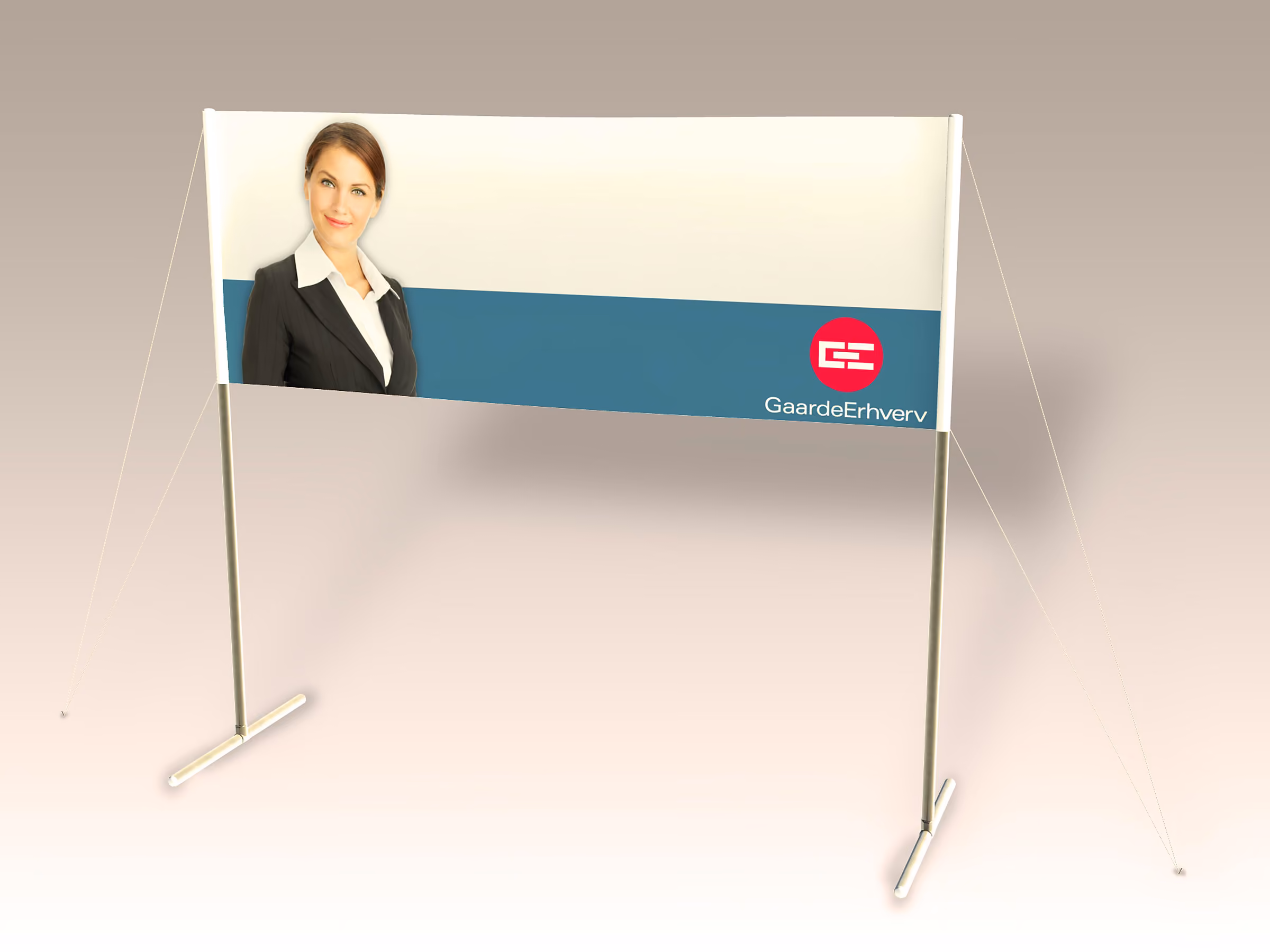 AluFlex+ banner på to ben med barduner – visualisering til Gaarde Erhverv