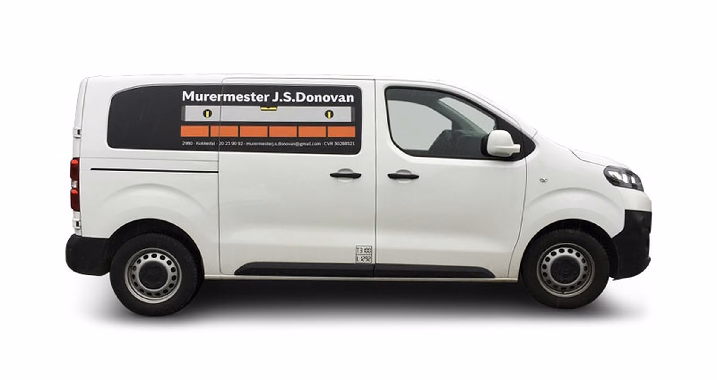 Bildesign til Murermester J.S. Donovan: hvid varebil med navneplade og orange linjer