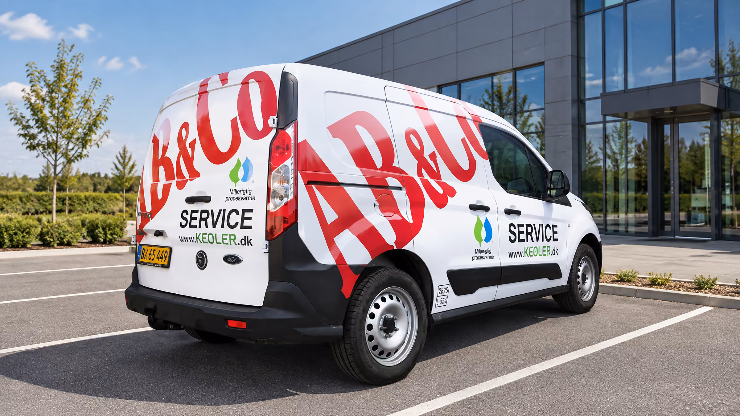 AB&Co's servicebil med stort rødt logo på bagende og side