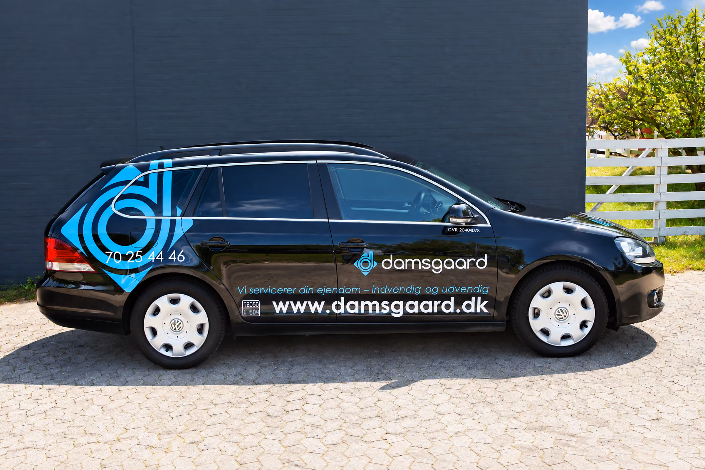 Bilreklame på Damsgaards sorte stationcar