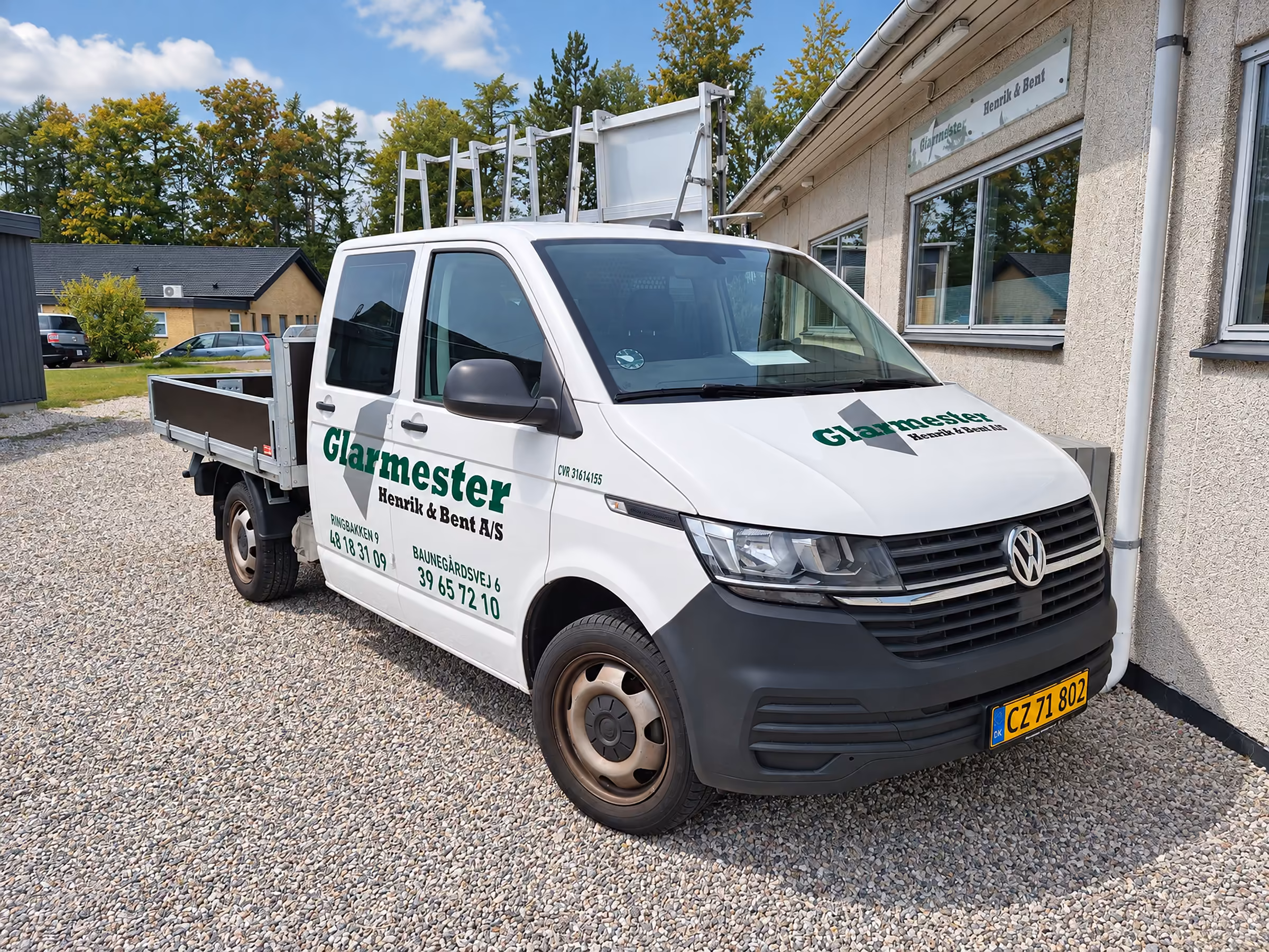Foliereklame på Glarmester Henrik & Bents VW Transporter med glasstativ