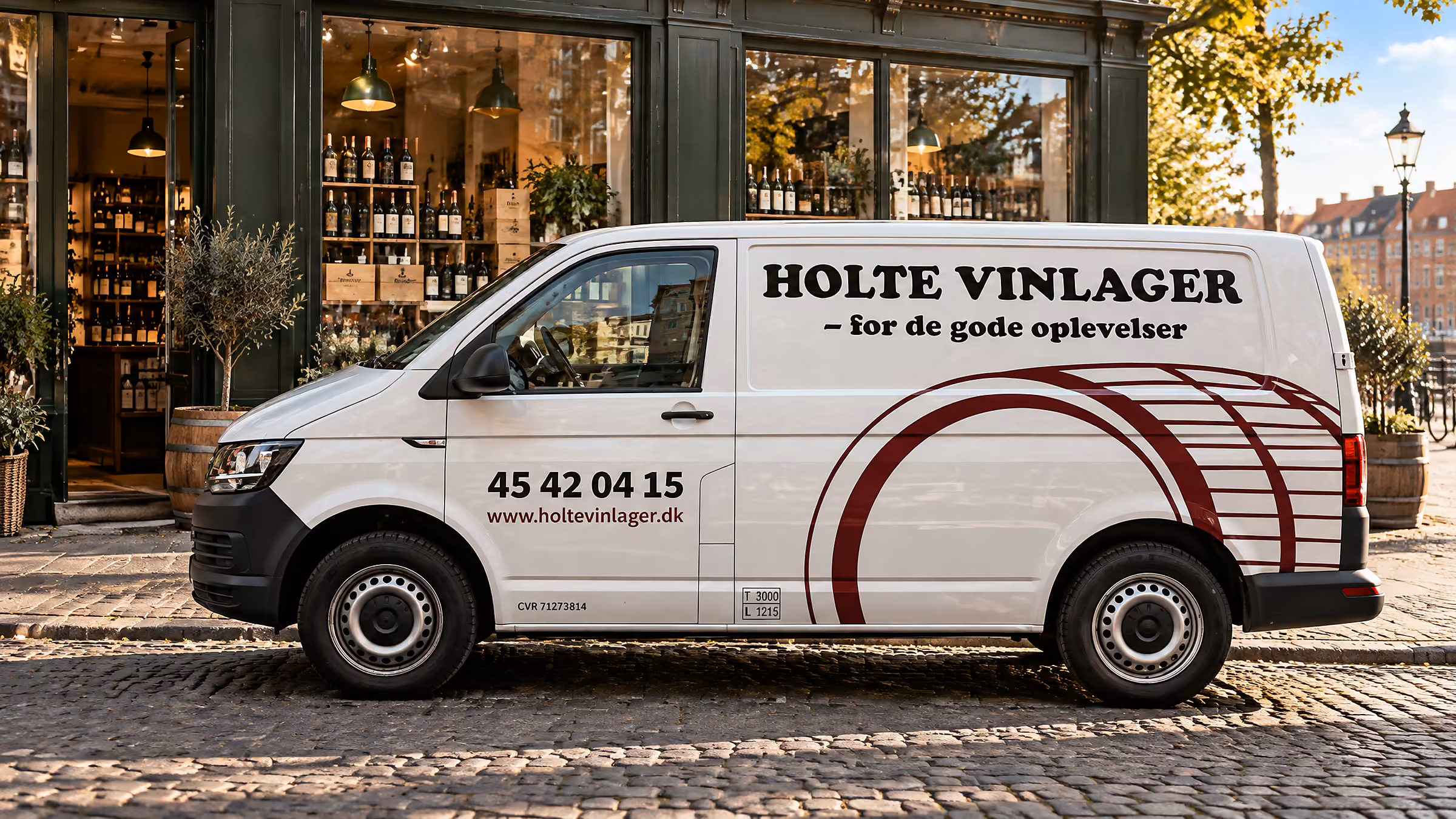 Holte Vinlagers VW Transporter med bordeaux buer foran en vinbutik