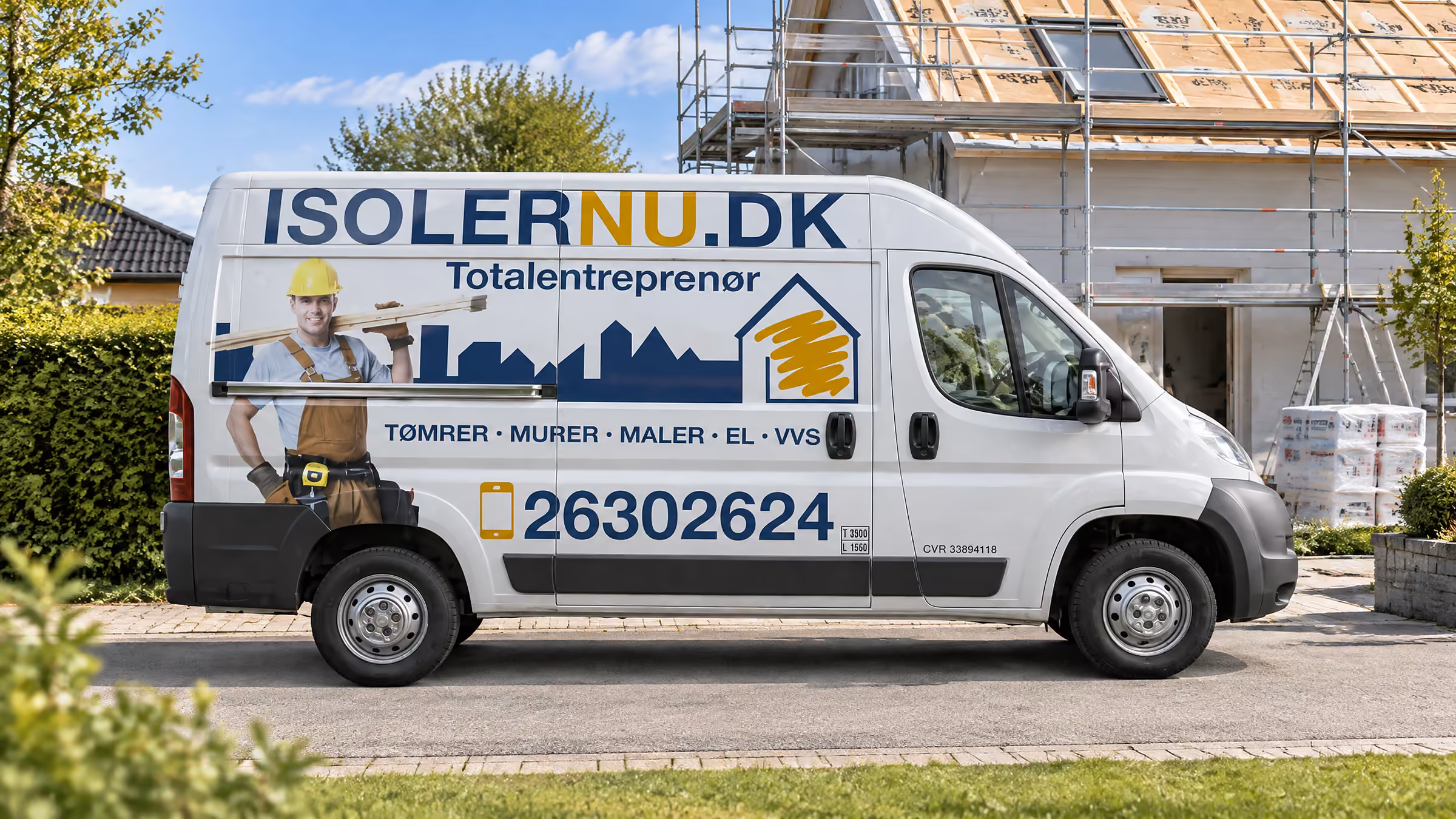 Isolernu.dk's varebil med printet byskyline foran et hus under renovering