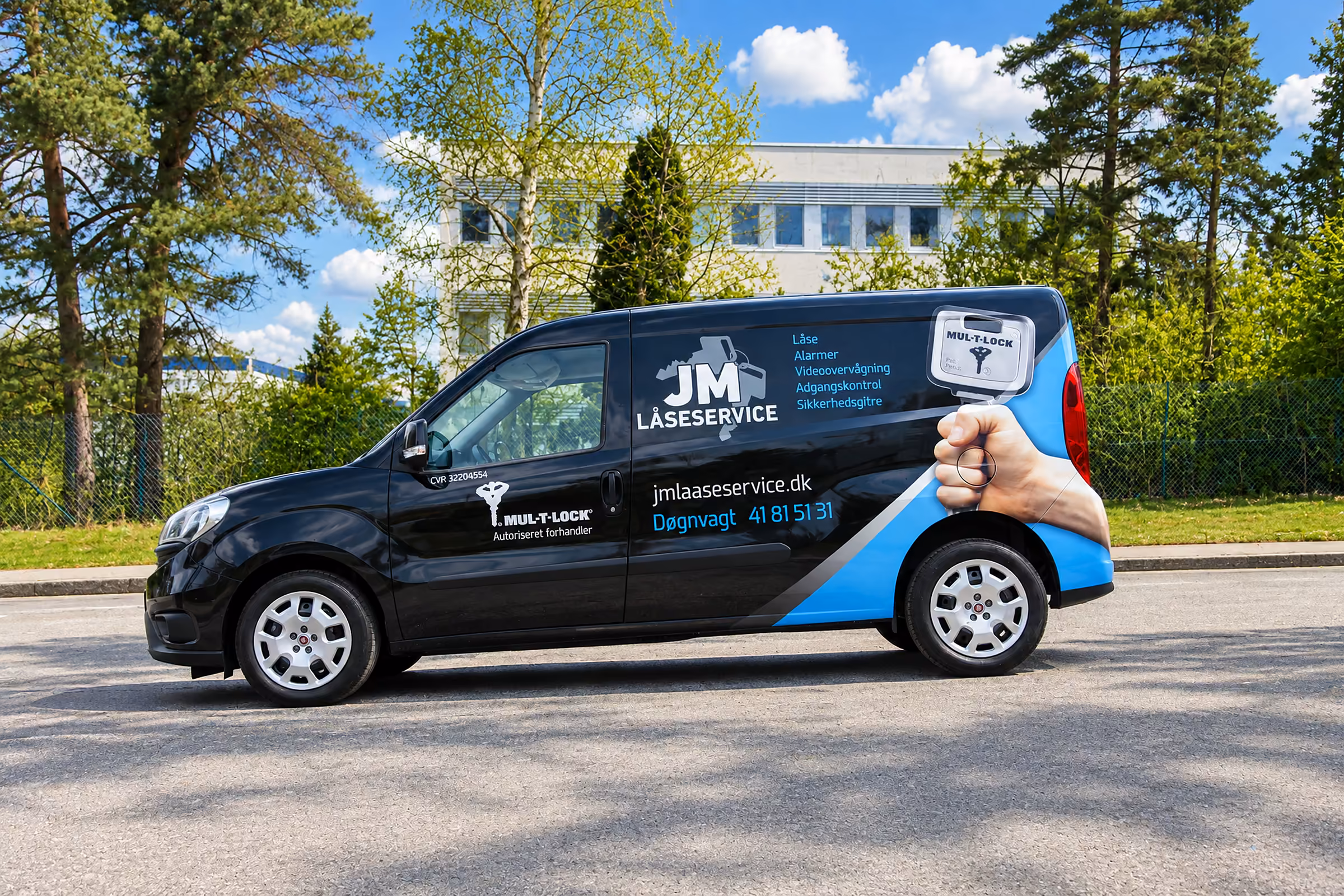 Bilreklame med printet grafik på JM Låseservices varebil