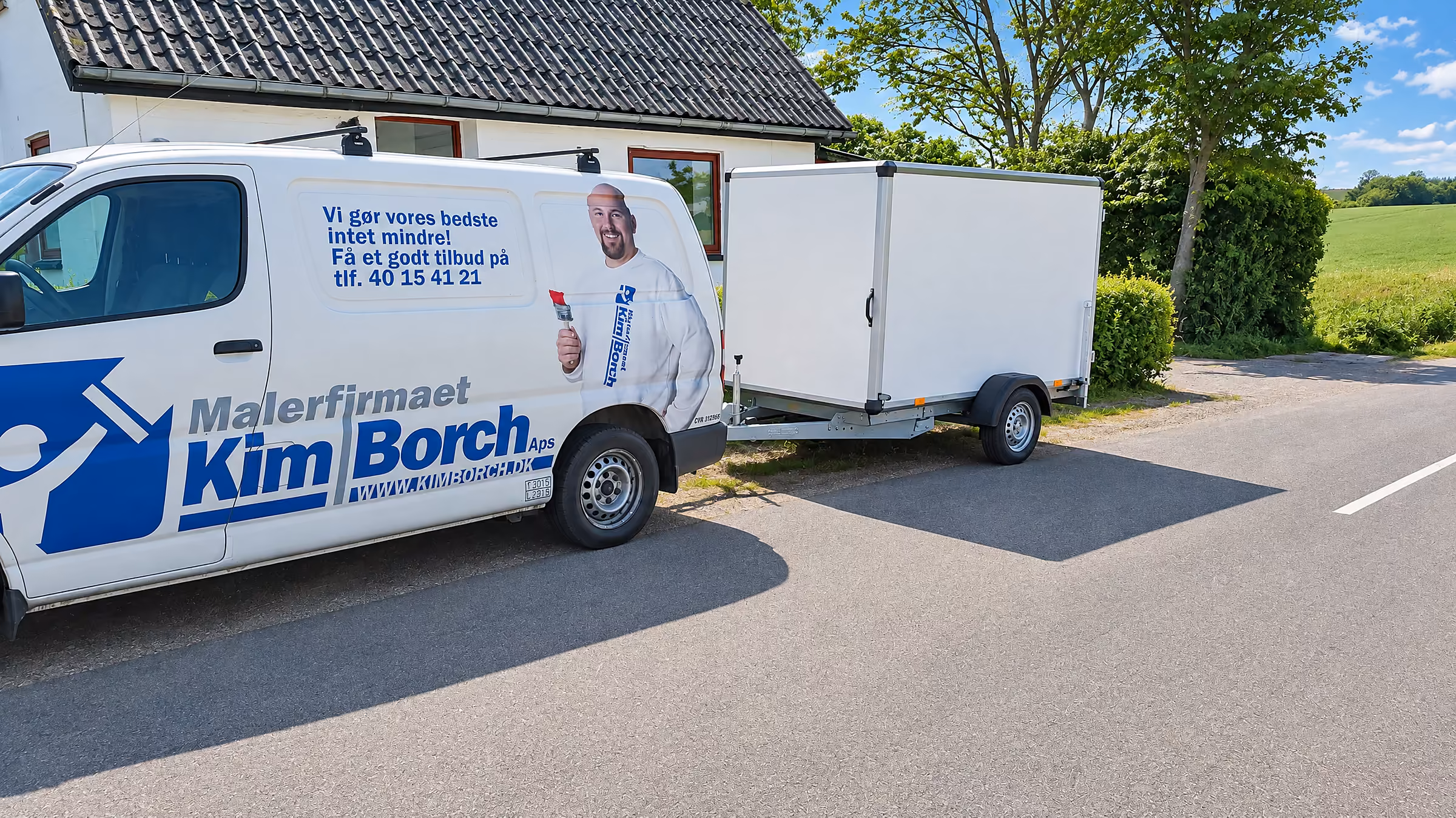 Varebil til Malerfirmaet Kim Borch med foto af maleren, logo og telefonnummer