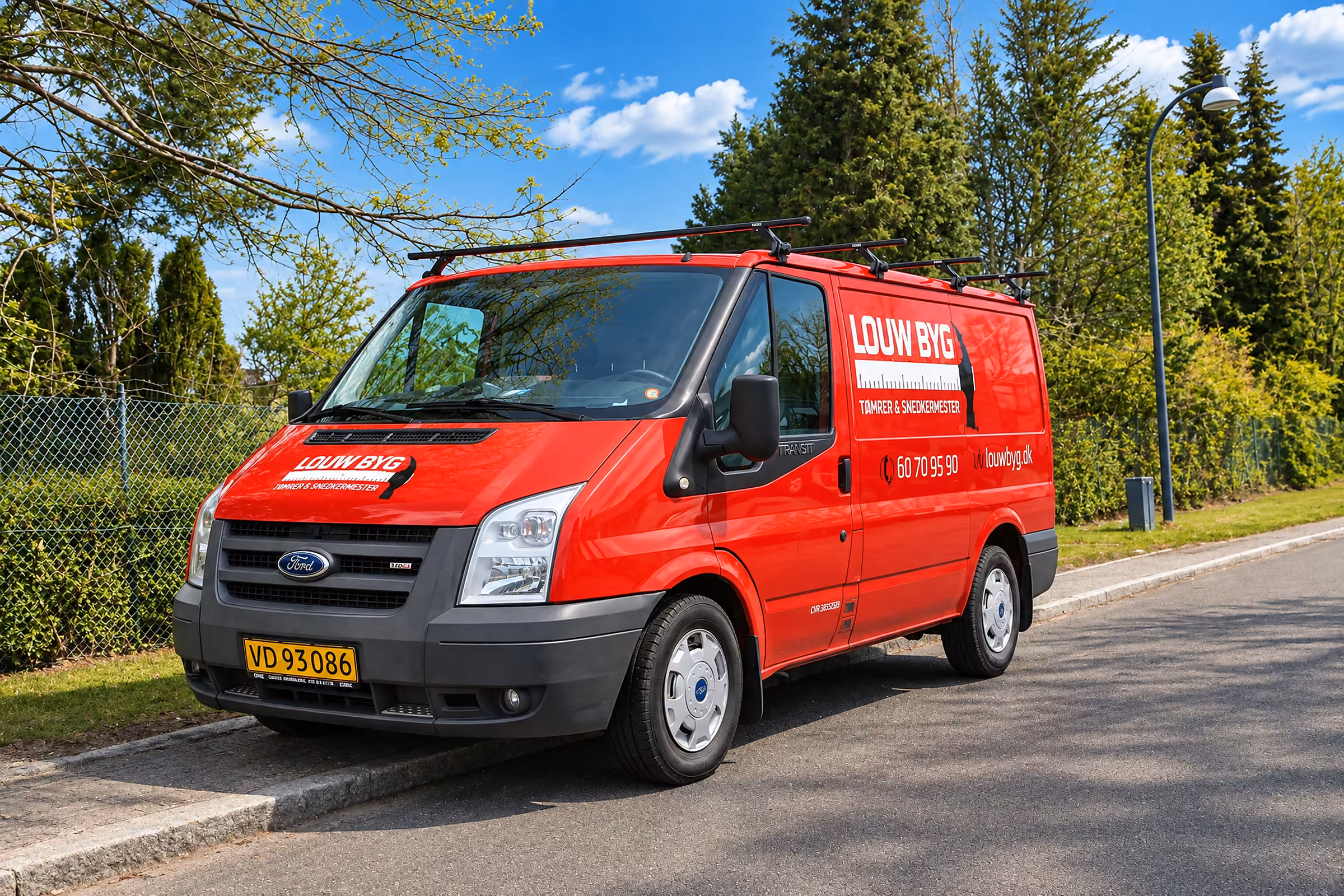 Bilreklame på Louw Bygs røde Ford Transit
