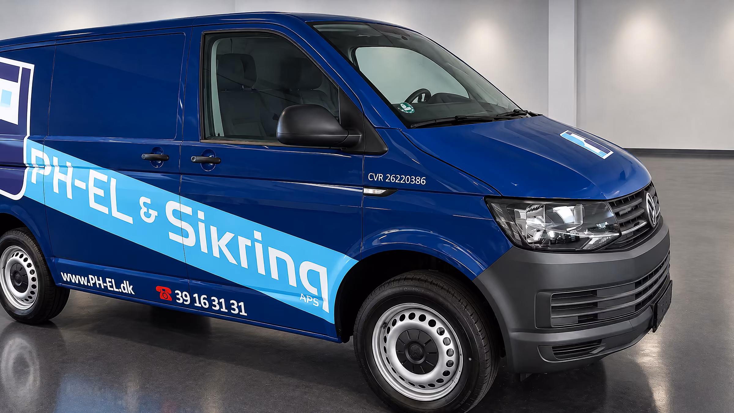 Bilreklame med stor printet grafik på PH-EL & Sikrings VW Transporter