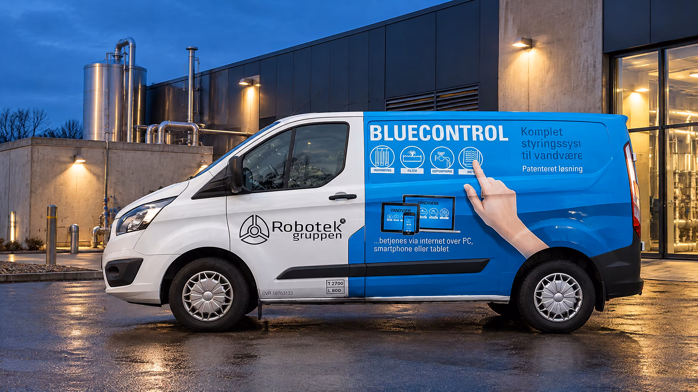 BlueControl-varebil fra Robotek gruppen ved et teknikhus om aftenen
