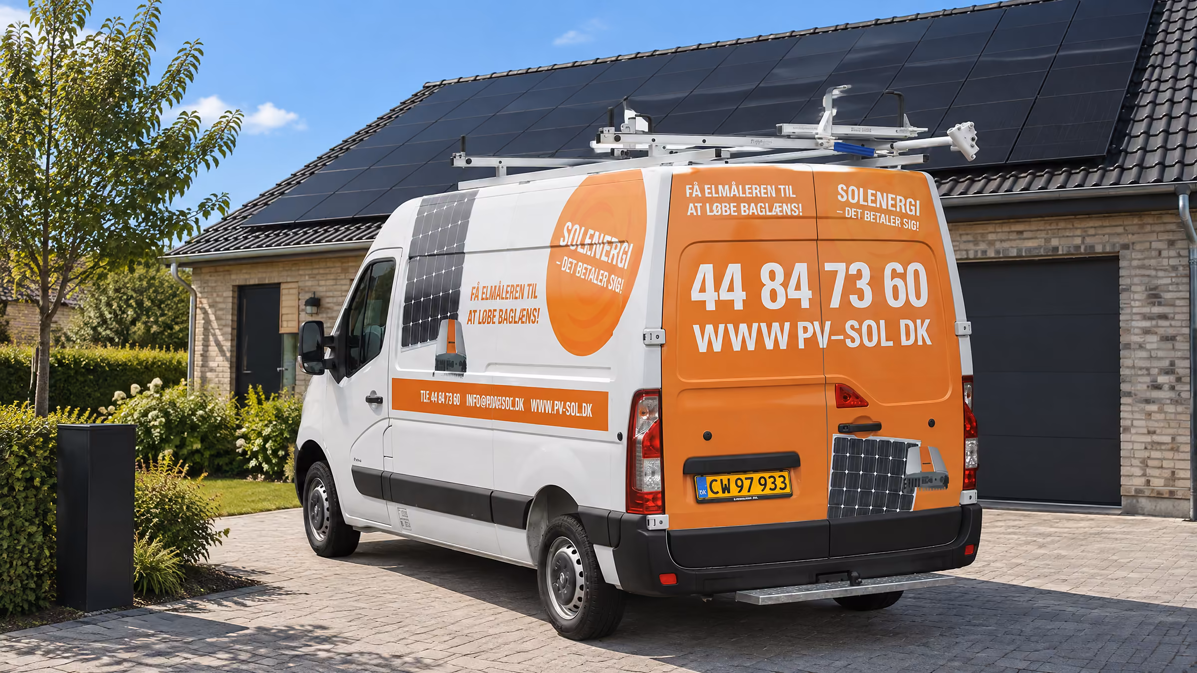Robotek gruppens varebil med orange solenergi-reklame foran et hus med solceller