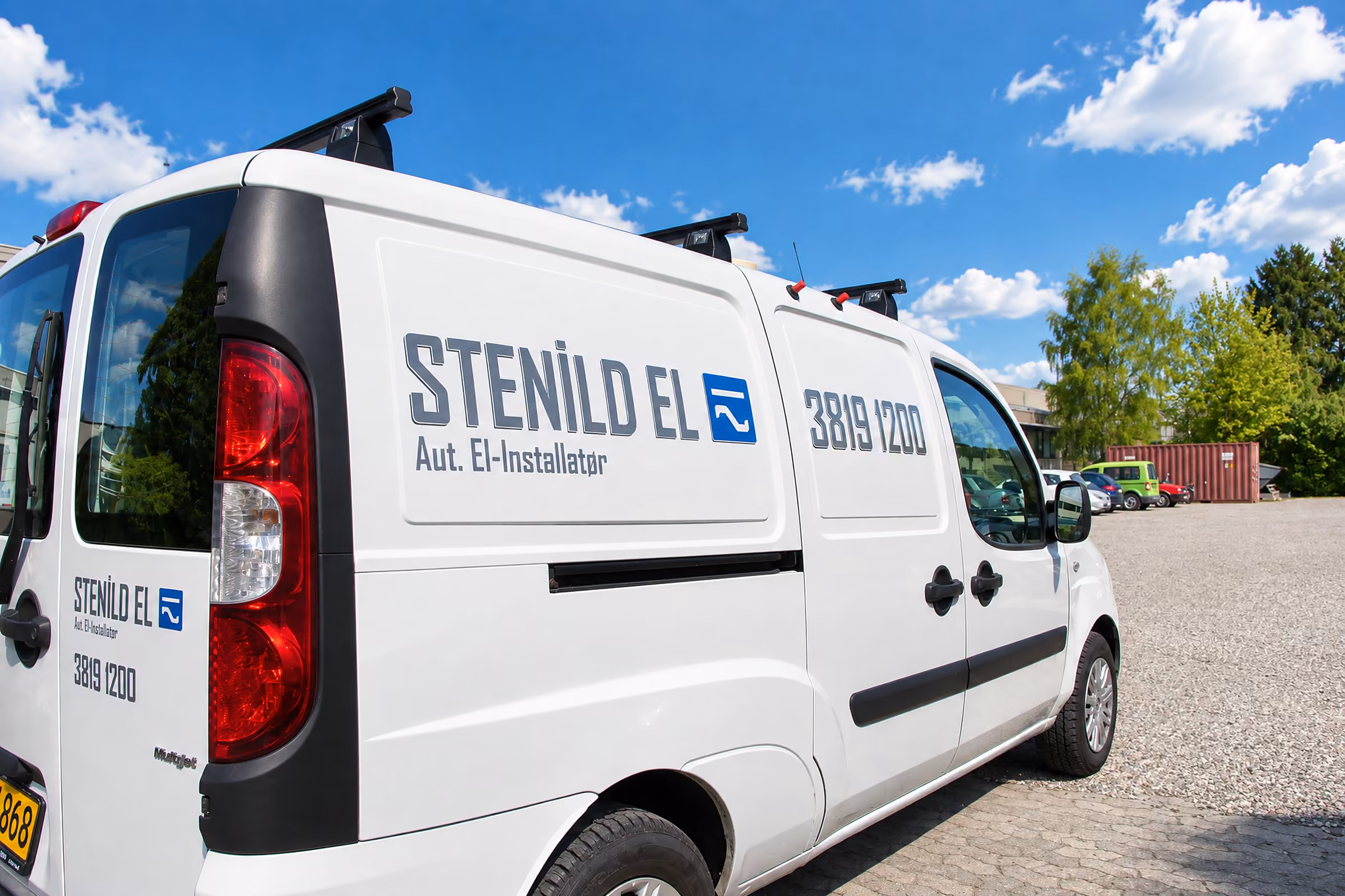 Foliereklame med logo og telefonnummer på Stenild Els varebil