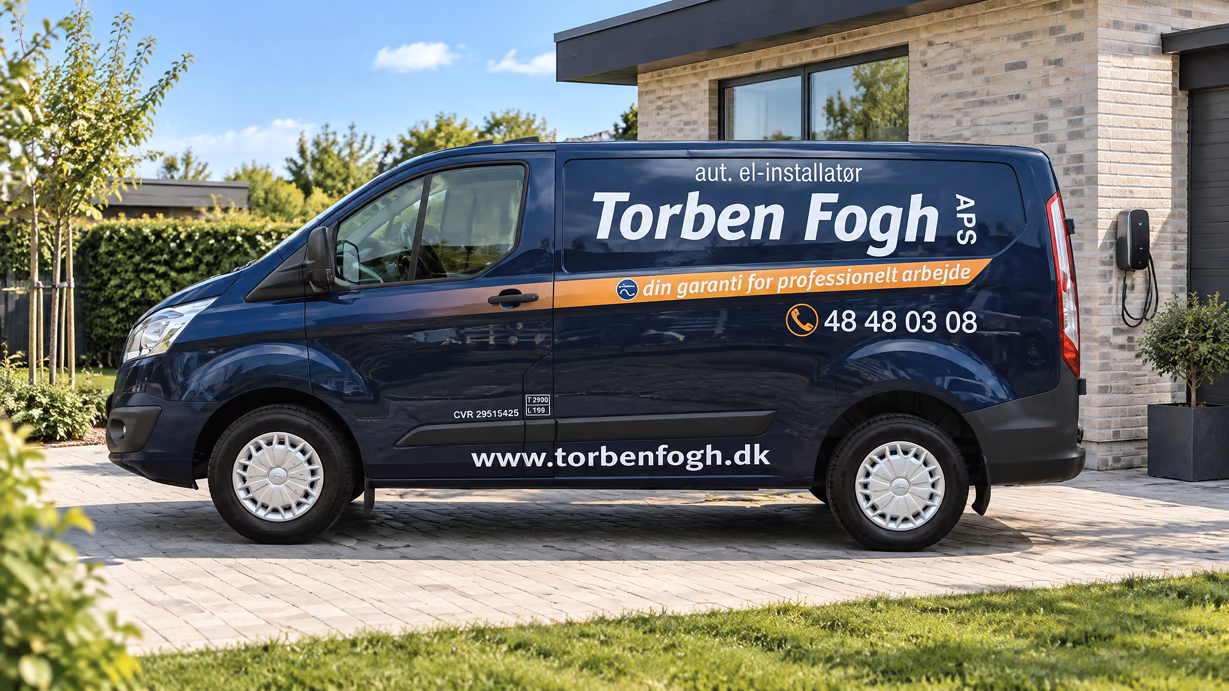 Torben Foghs mørkeblå Ford Transit Custom i indkørslen ved et parcelhus med ladestander