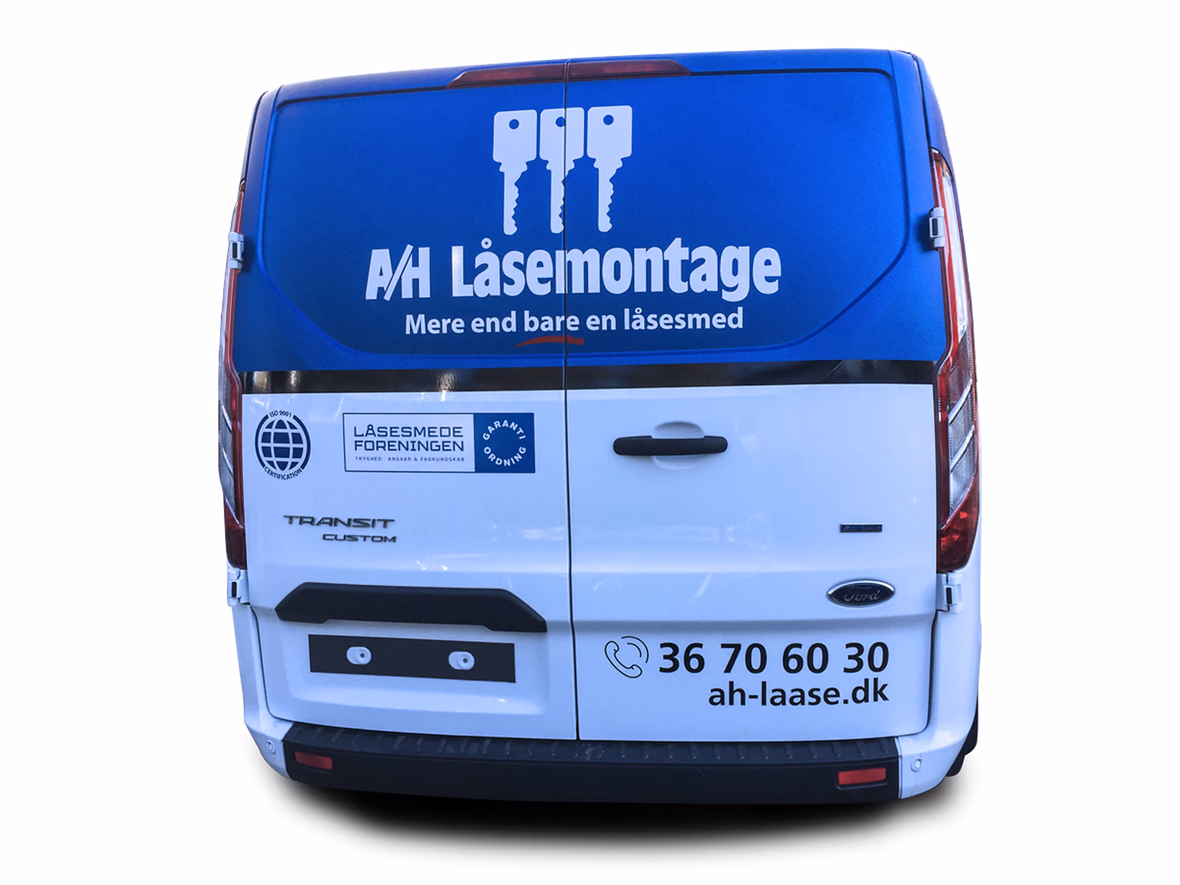 Bagdørene på A/H Låsemontages varebil med logo, telefonnummer og ah-laase.dk