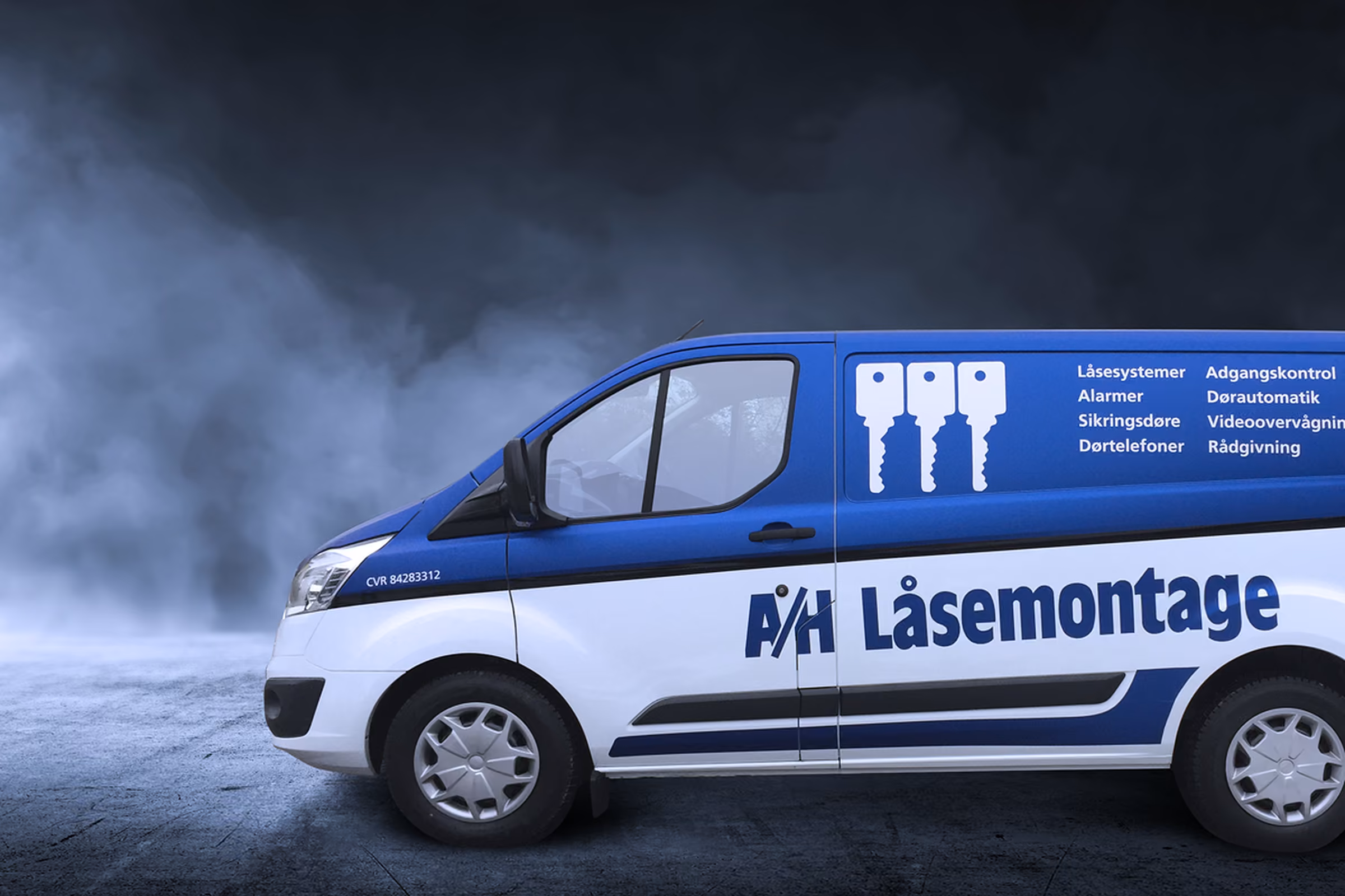 Bildesign til A/H Låsemontage på Ford Transit Custom med blå front, nøgler og ydelser