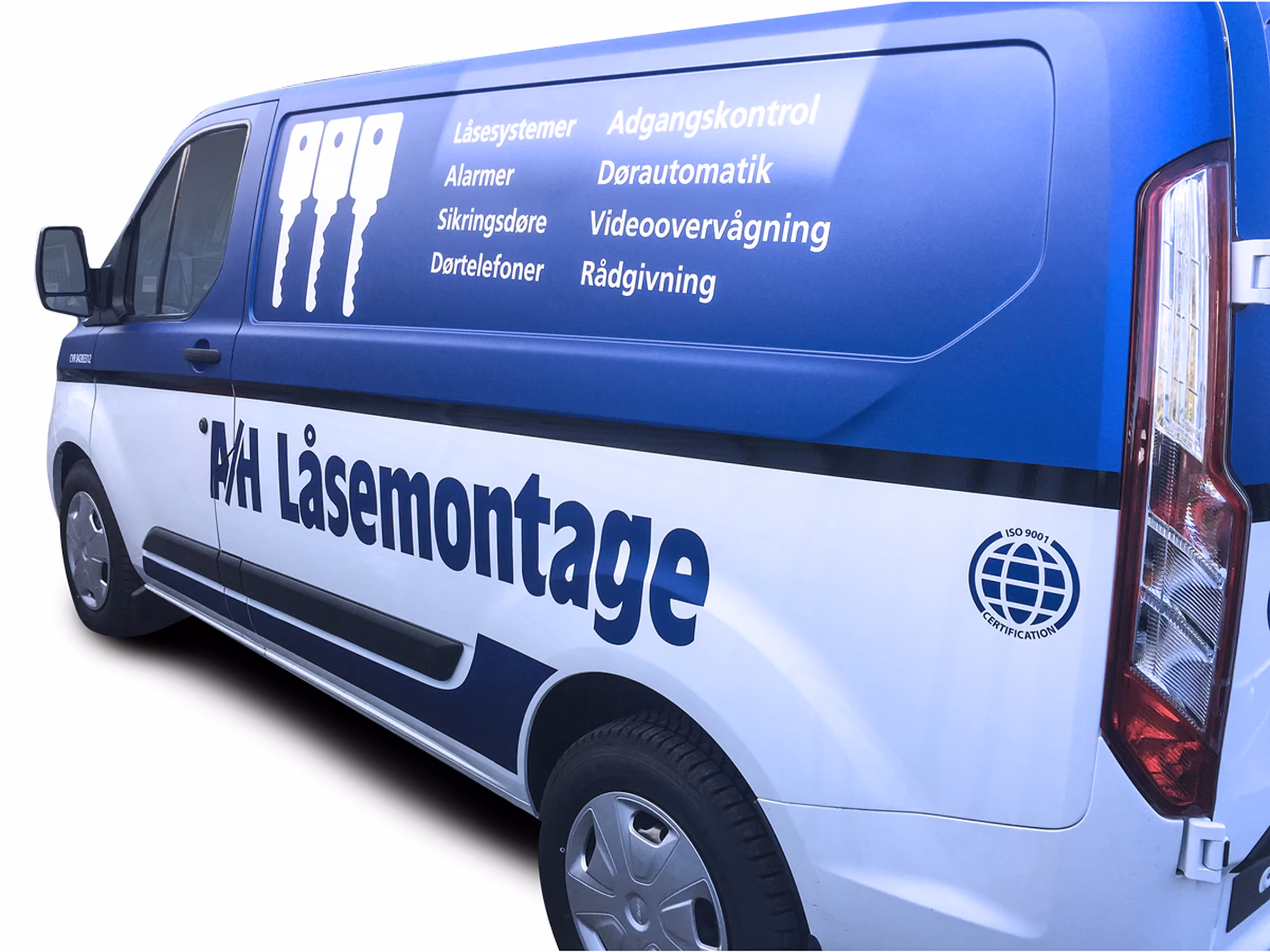 A/H Låsemontages varebil skråt bagfra med ydelser og logo