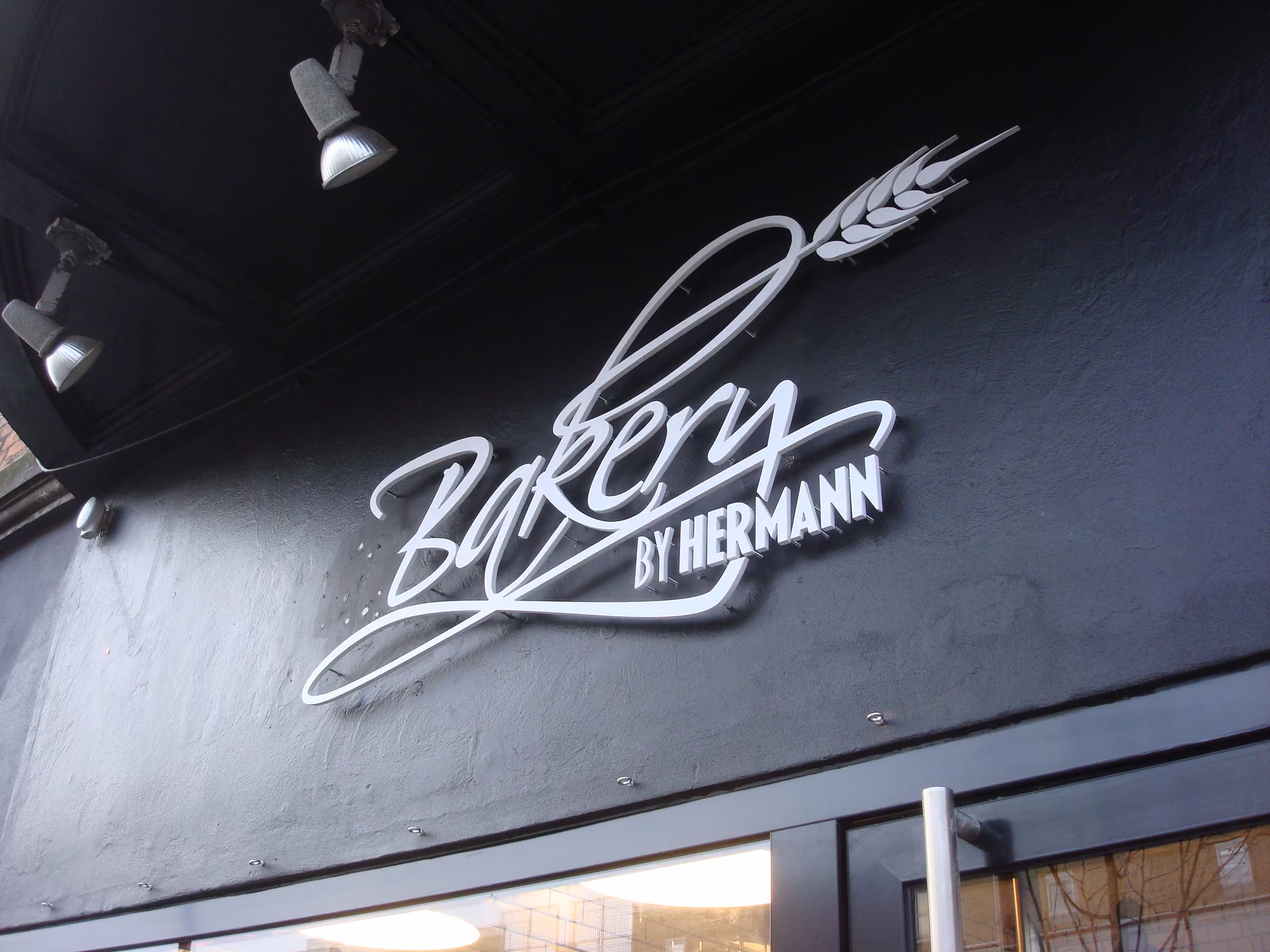 Udfræset facadelogo hos Bakery by Hermann i Charlottenlund