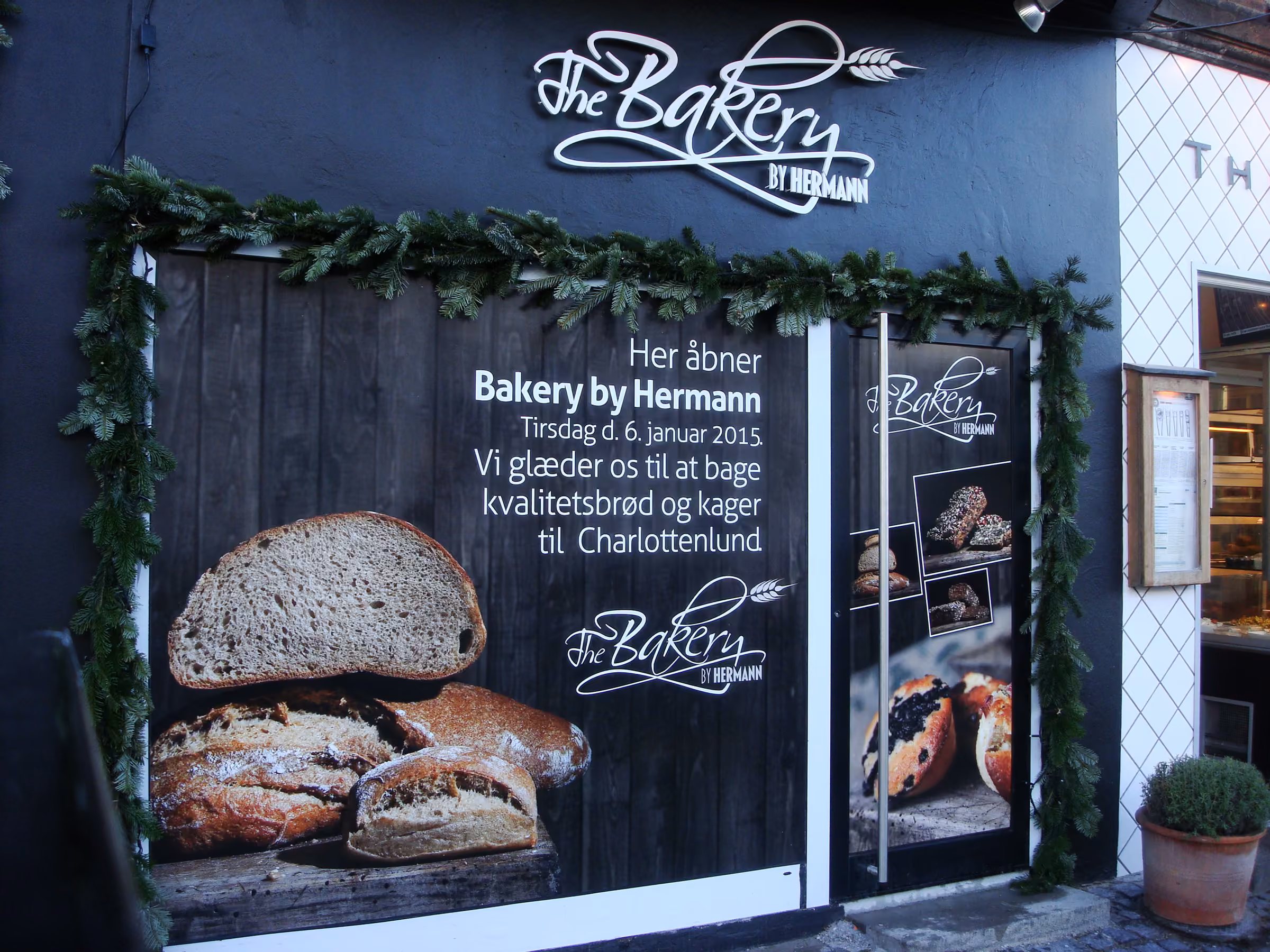 Store rudefolier med åbningsbudskab og produktfotos hos Bakery by Hermann i Charlottenlund