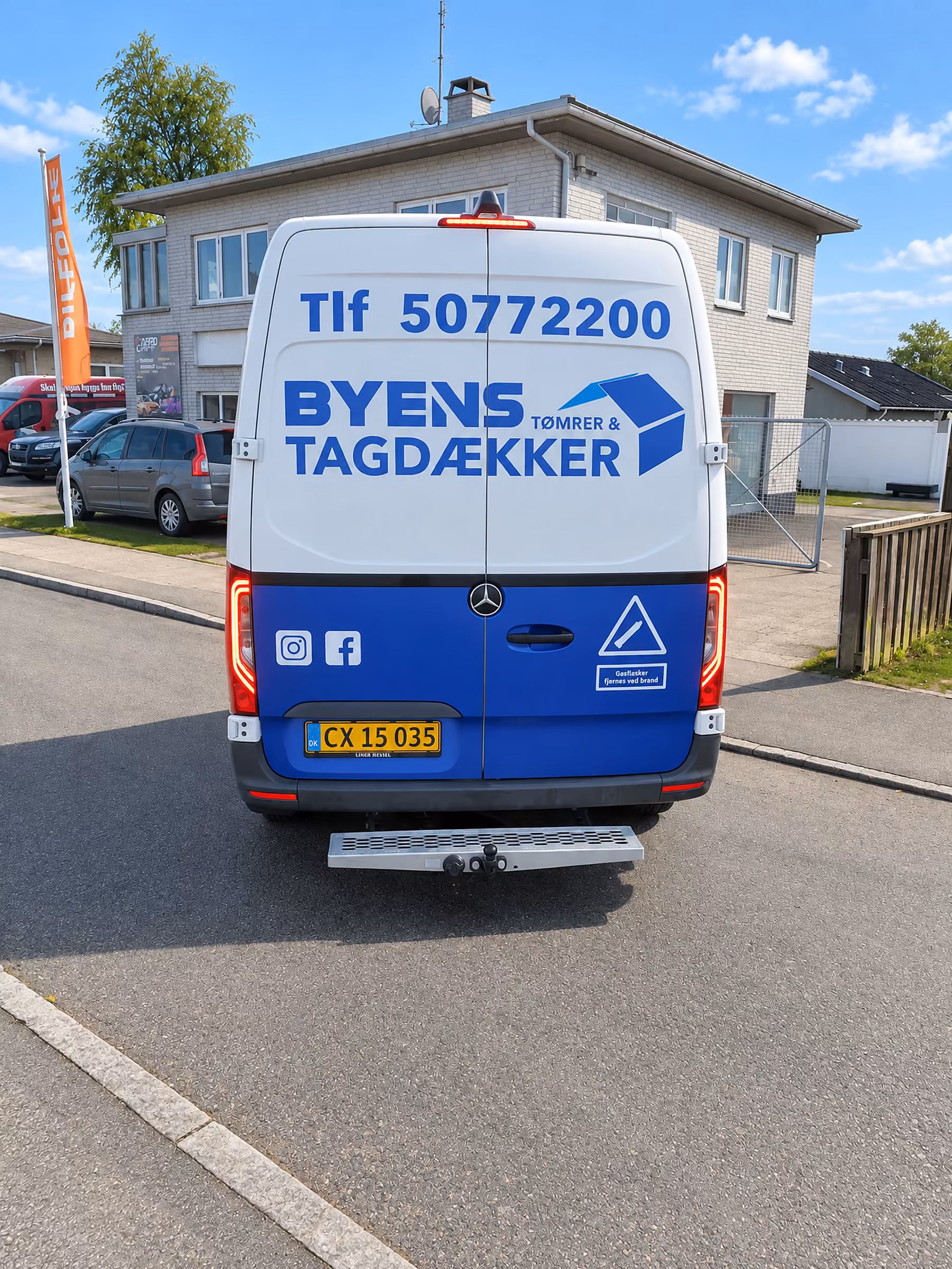 Bagdørene på Byens Tagdækkers varebil med telefonnummer og logo