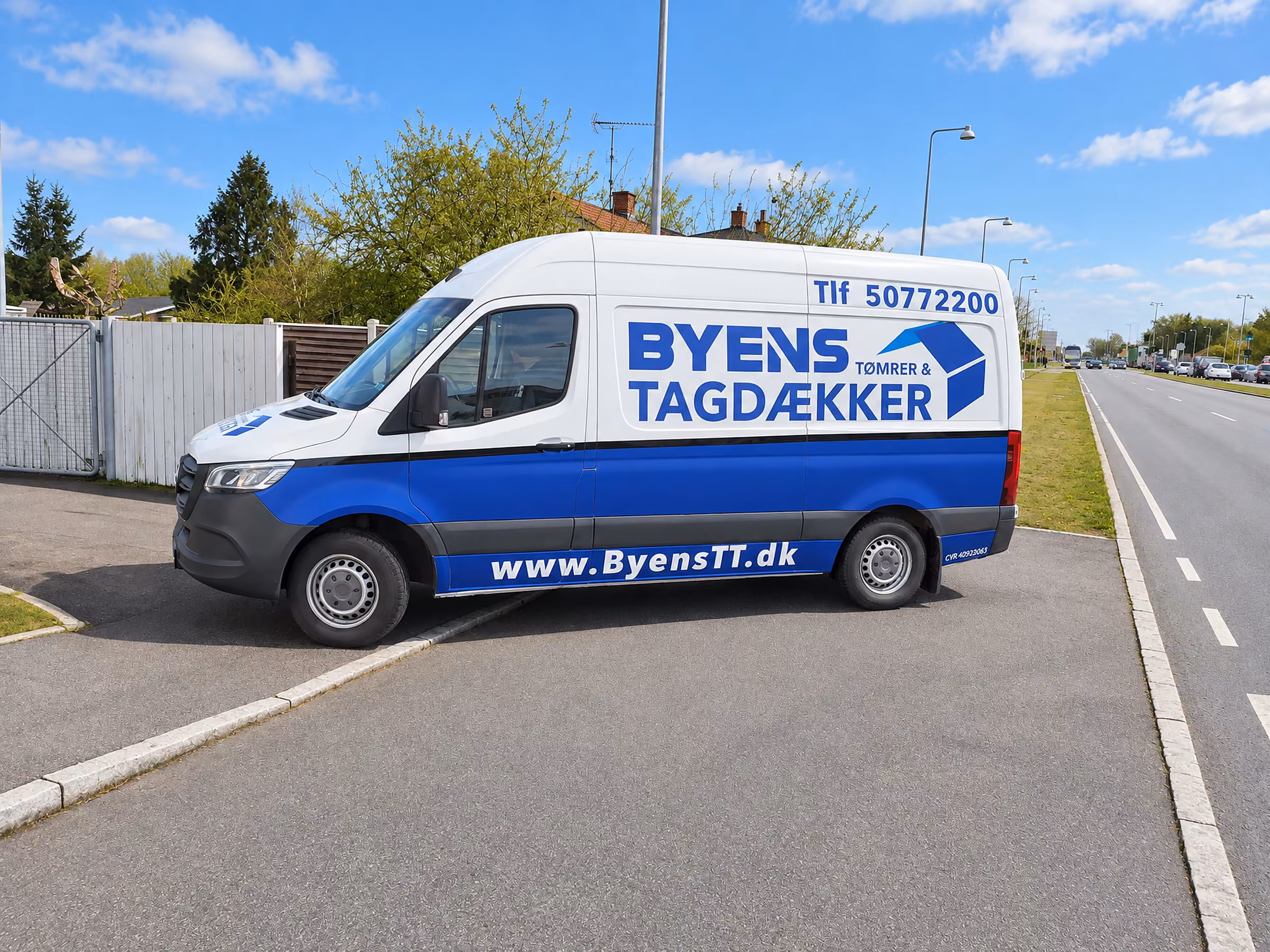 Byens Tagdækkers Mercedes Sprinter med blå bund og logo på vejen
