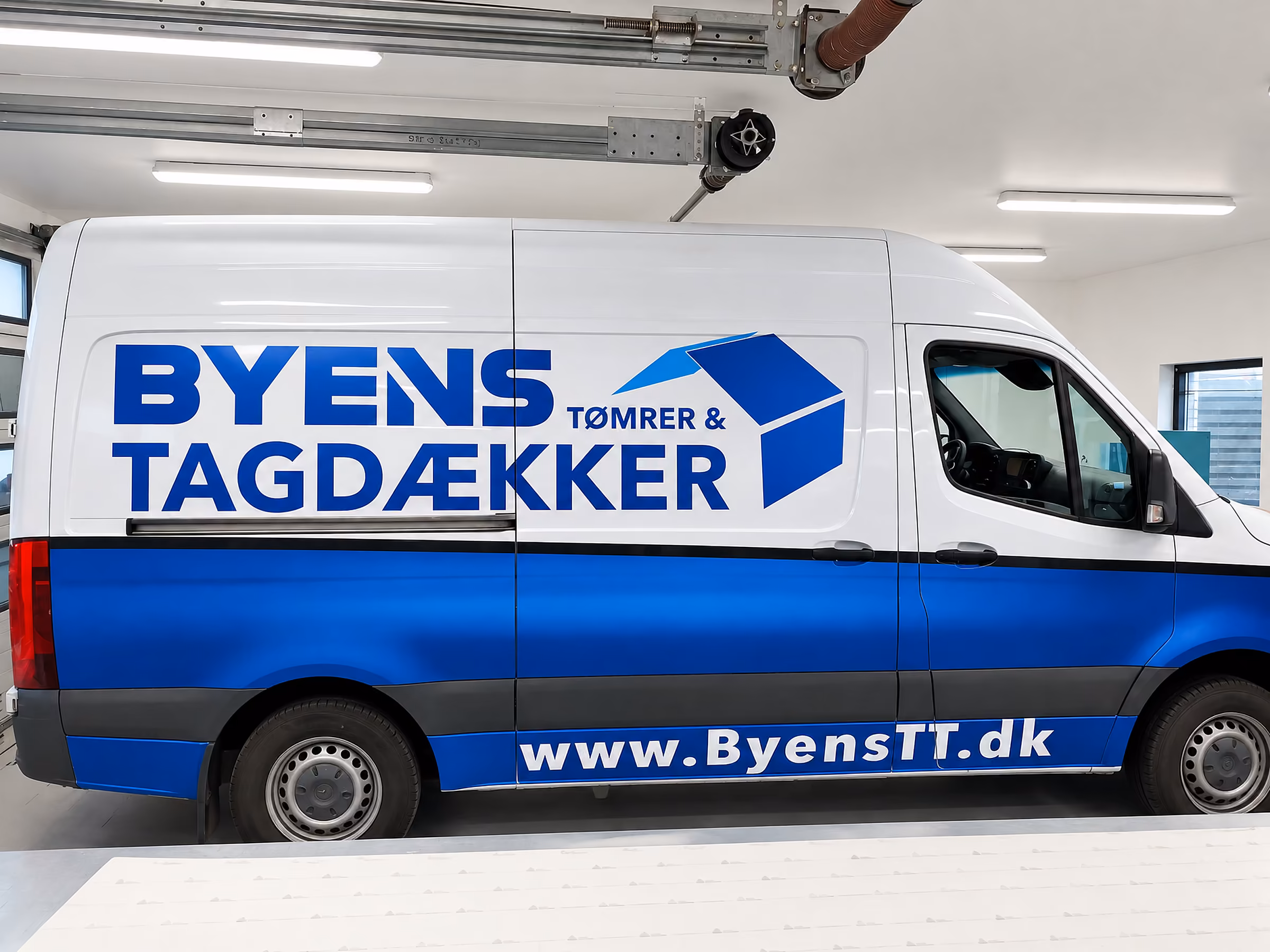 Byens Tagdækkers Mercedes Sprinter på værkstedet efter foliering