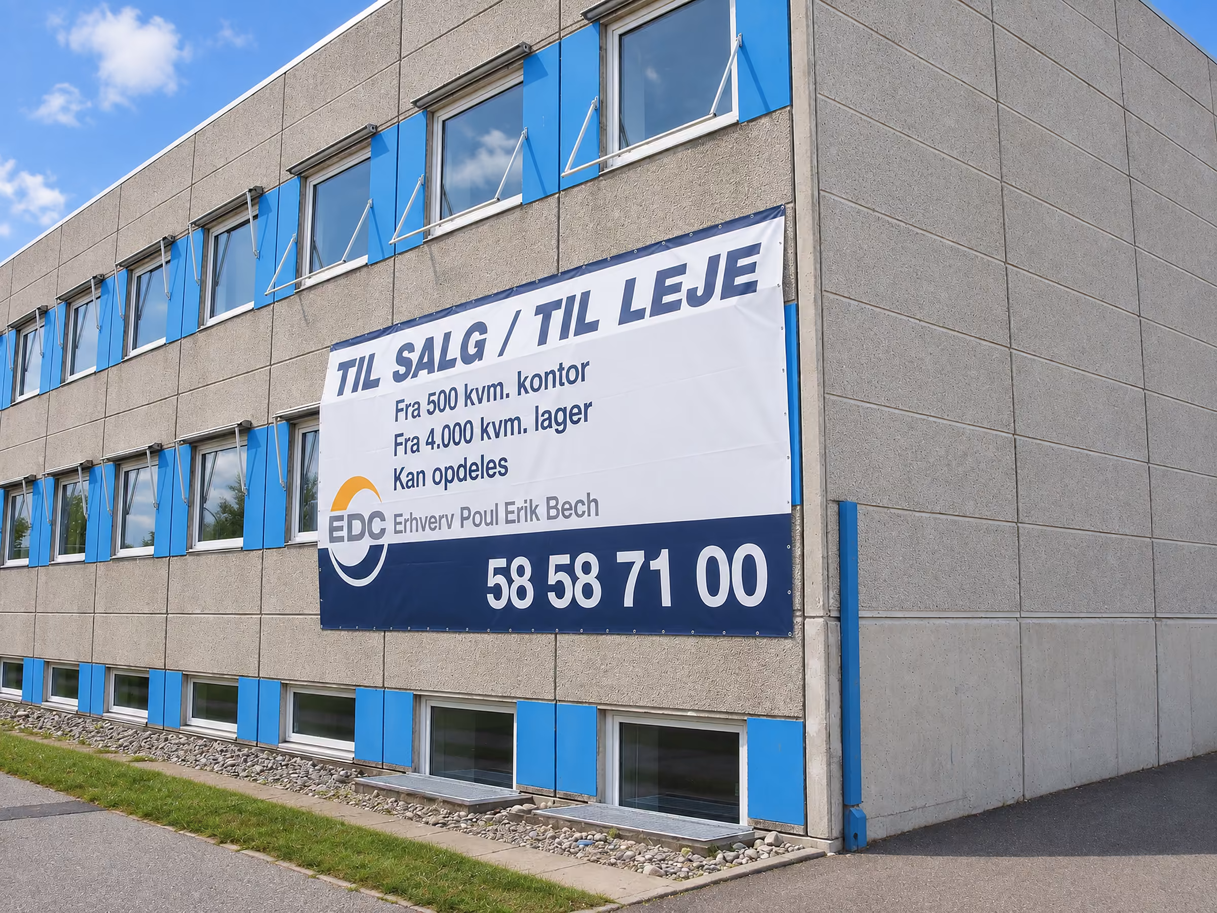 TIL SALG / TIL LEJE-banner med kontor- og lagerarealer på en erhvervsbygning
