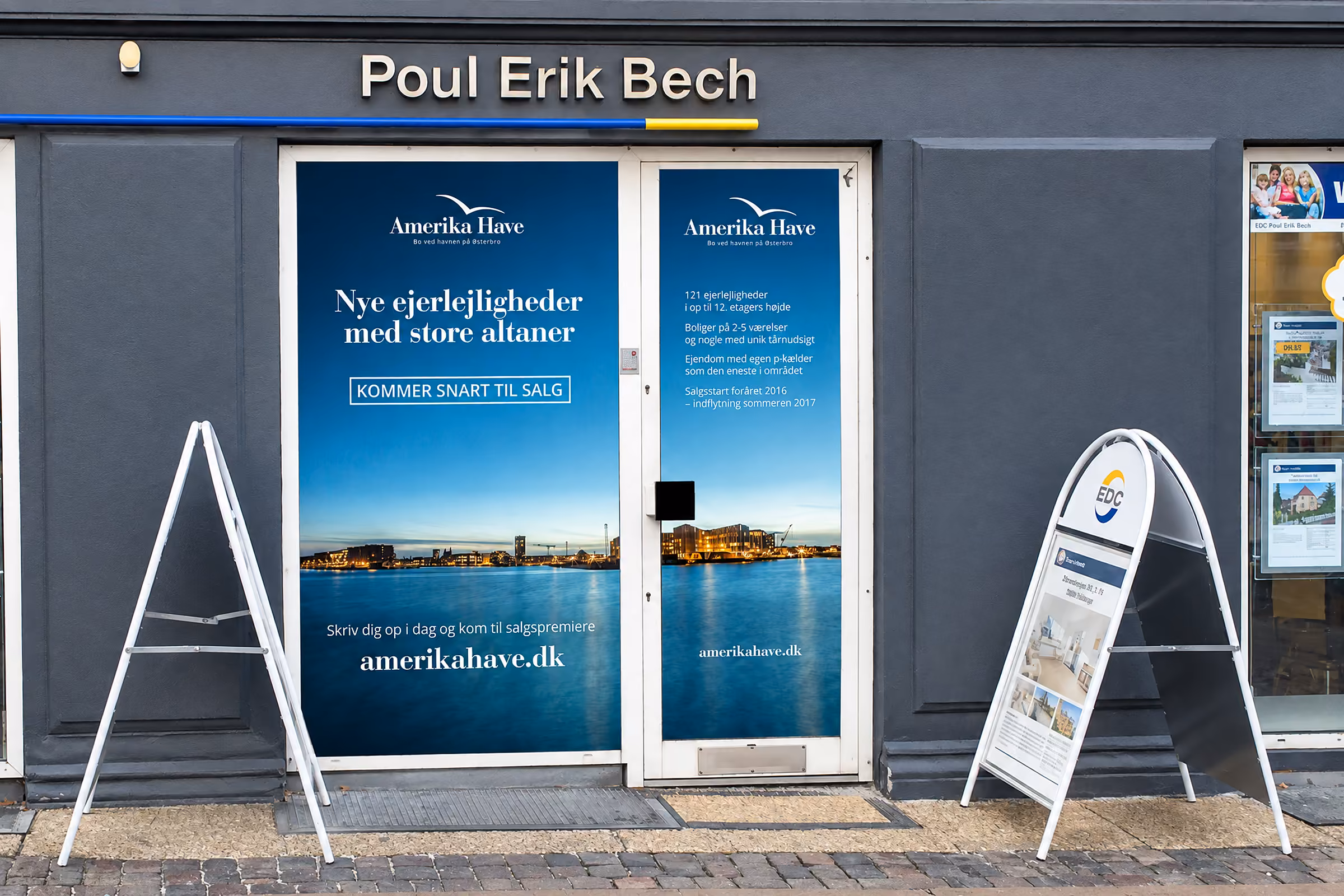 Vinduesgrafik og A-skilte ved en Poul Erik Bech-butik