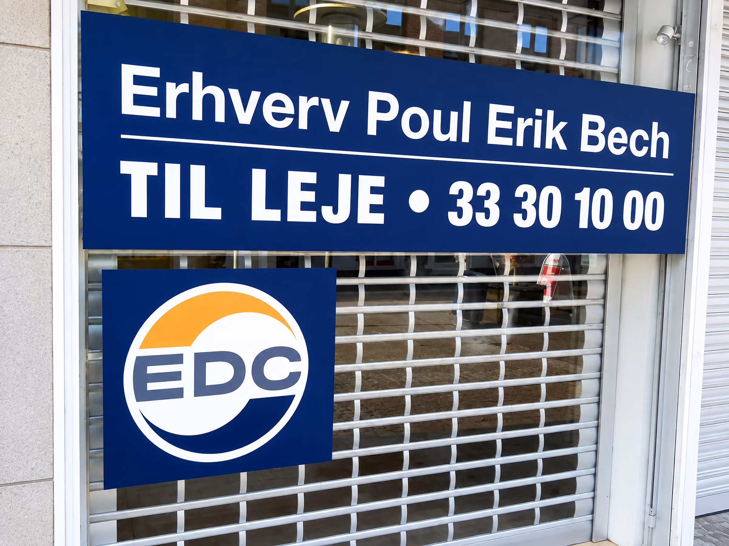 Facadegrafik Erhverv Poul Erik Bech TIL LEJE med stort EDC-logo