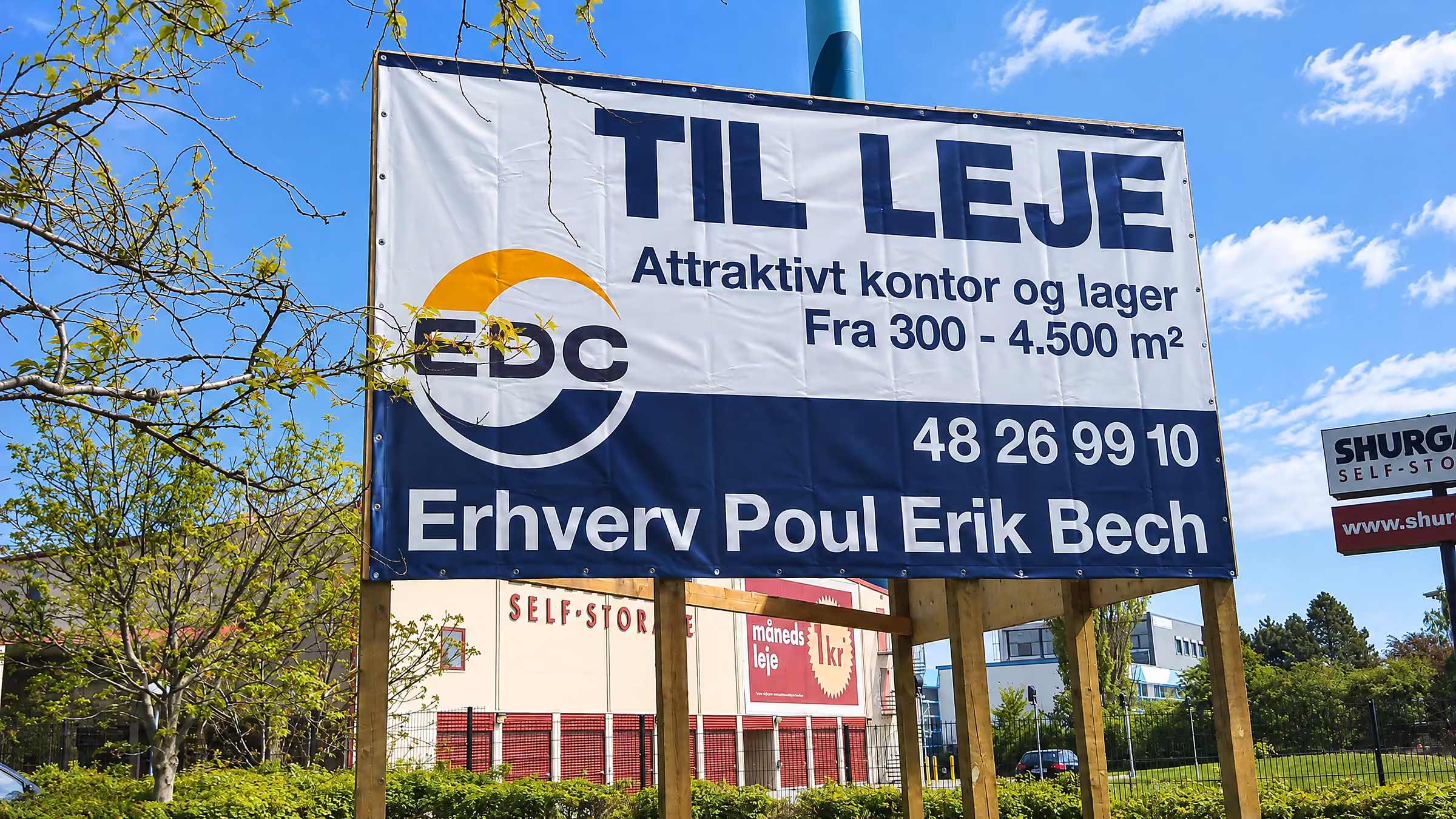 Bredt TIL LEJE-skilt: attraktivt kontor og lager