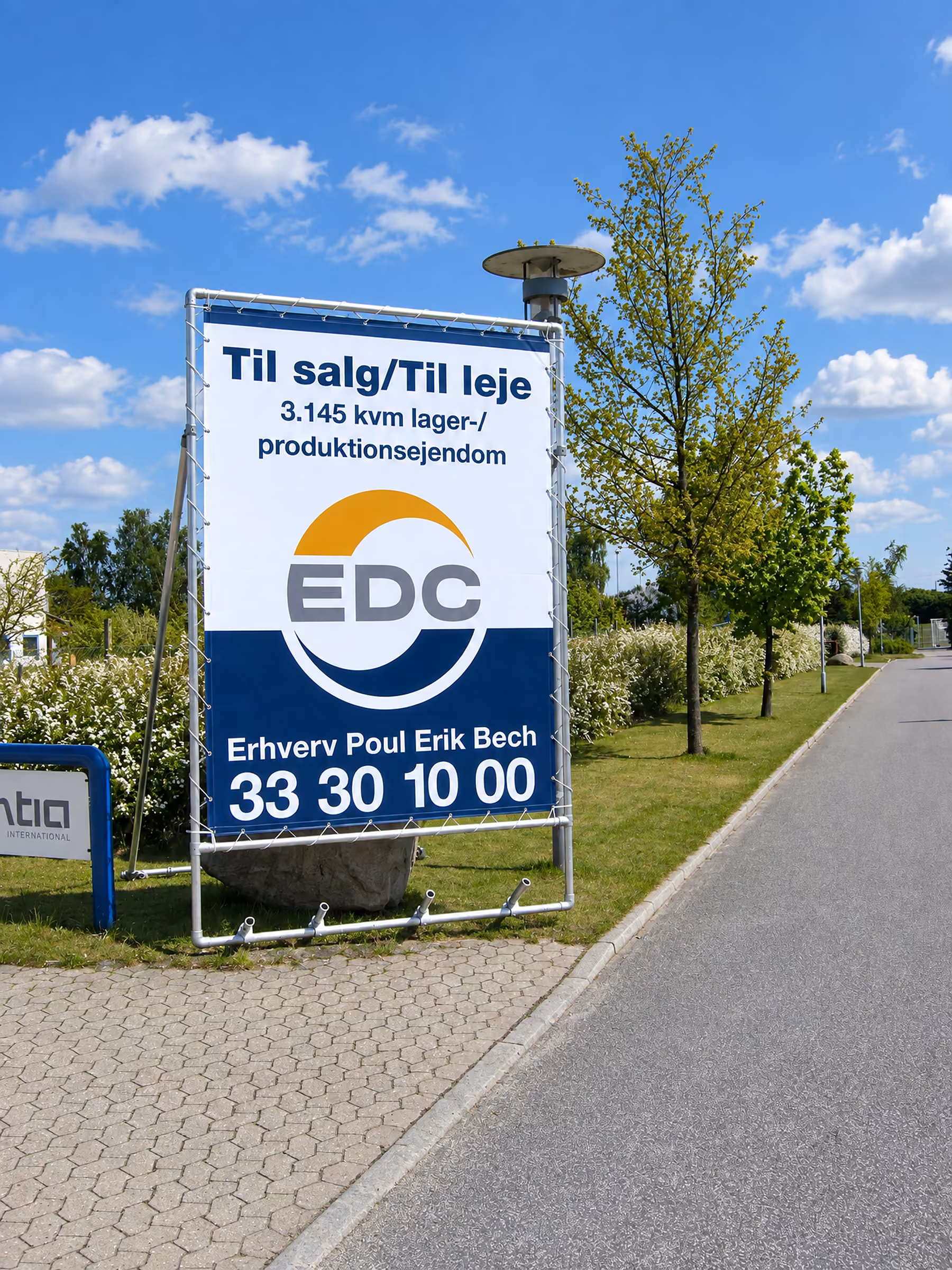 Stående Til salg/Til leje-skilt i stativ ved en sti