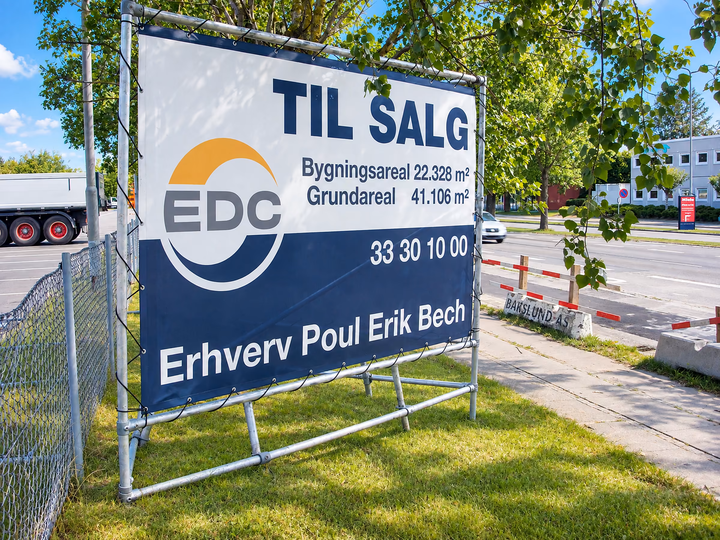 Stort TIL SALG-mæglerskilt i stativ fra EDC Erhverv Poul Erik Bech