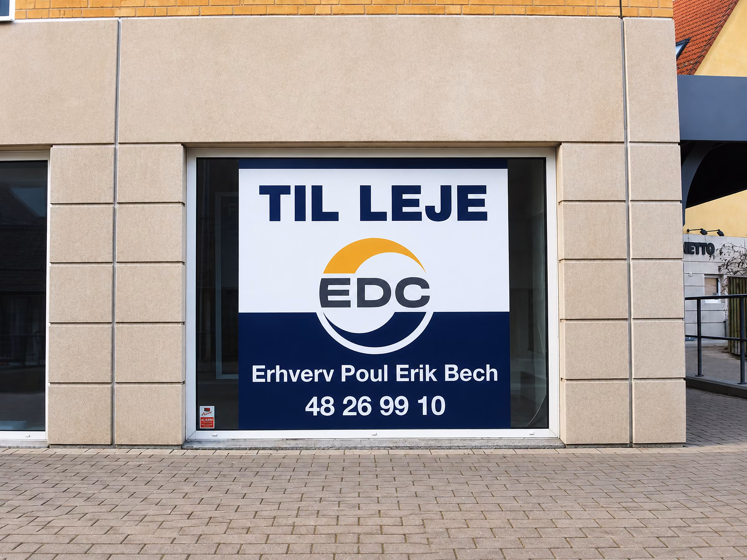 TIL LEJE-rudefolie i et vindue i en lys facade