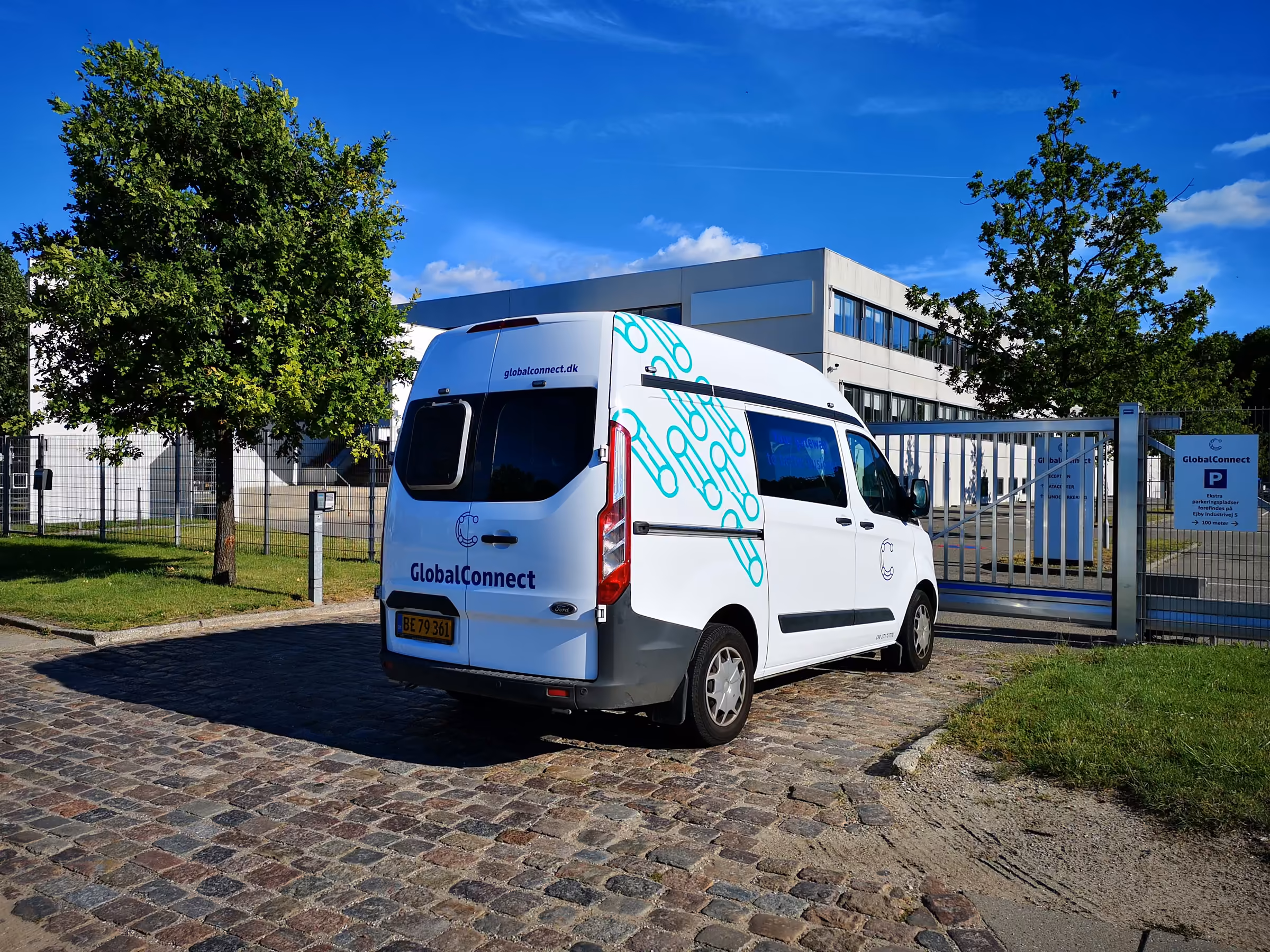 GlobalConnect-varebil set bagfra efter ny fuldindpakning