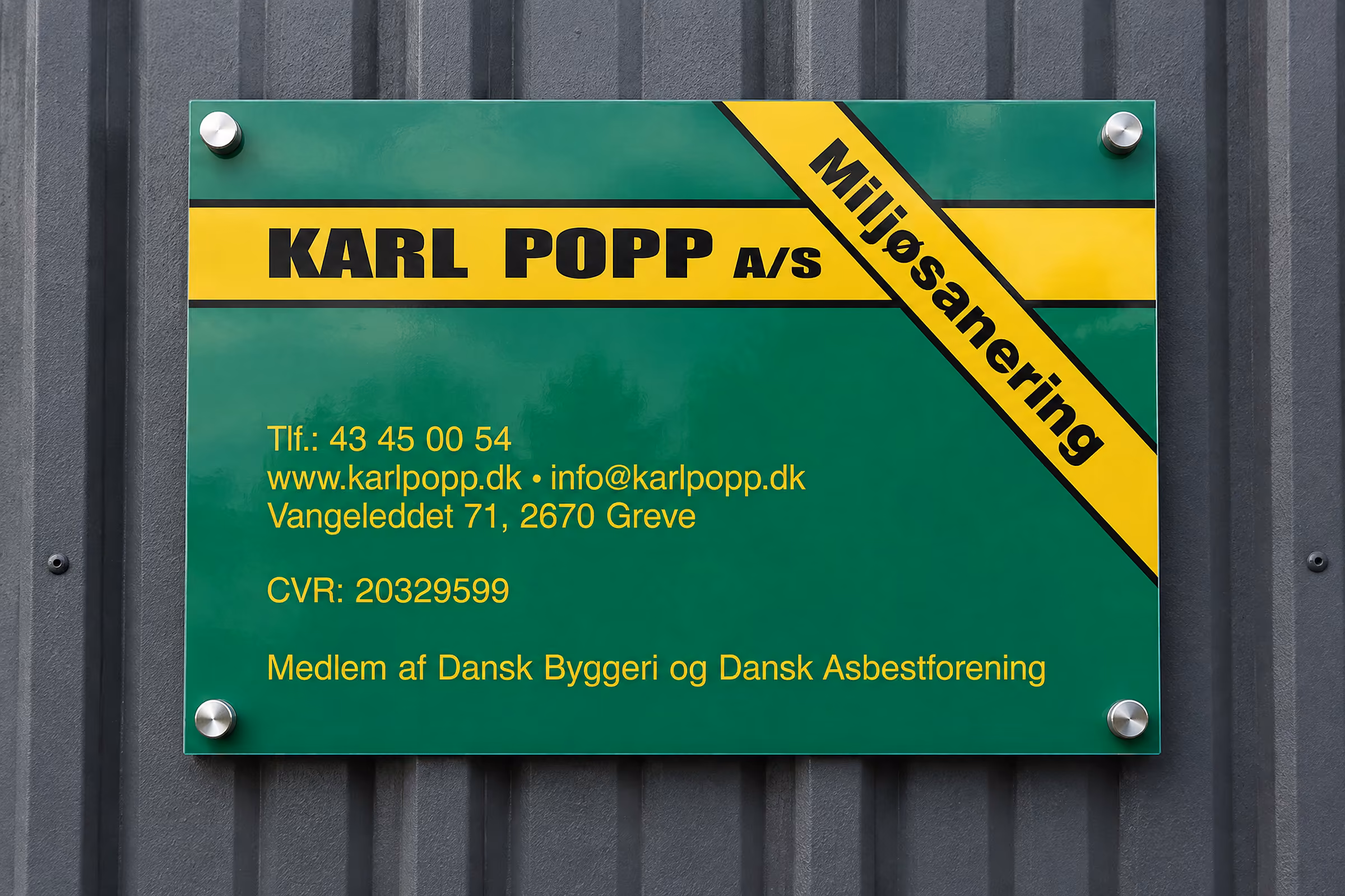 Skilteplade på afstandsbøsninger til Karl Popp