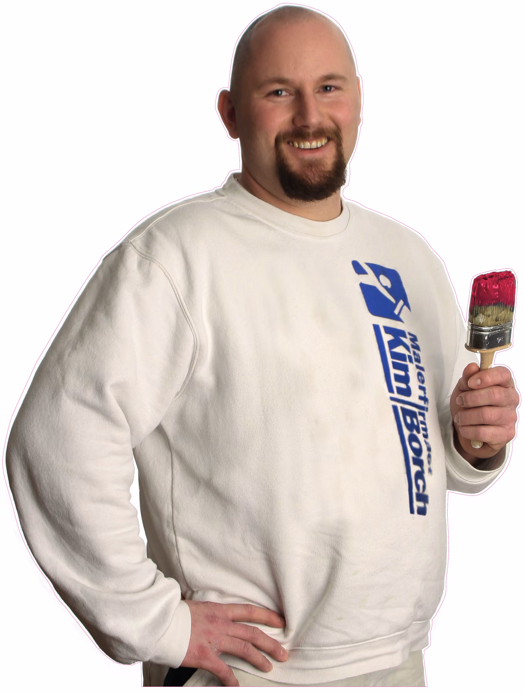 Fritlagt foto af maleren Kim Borch i hvid sweater med logo og pensel