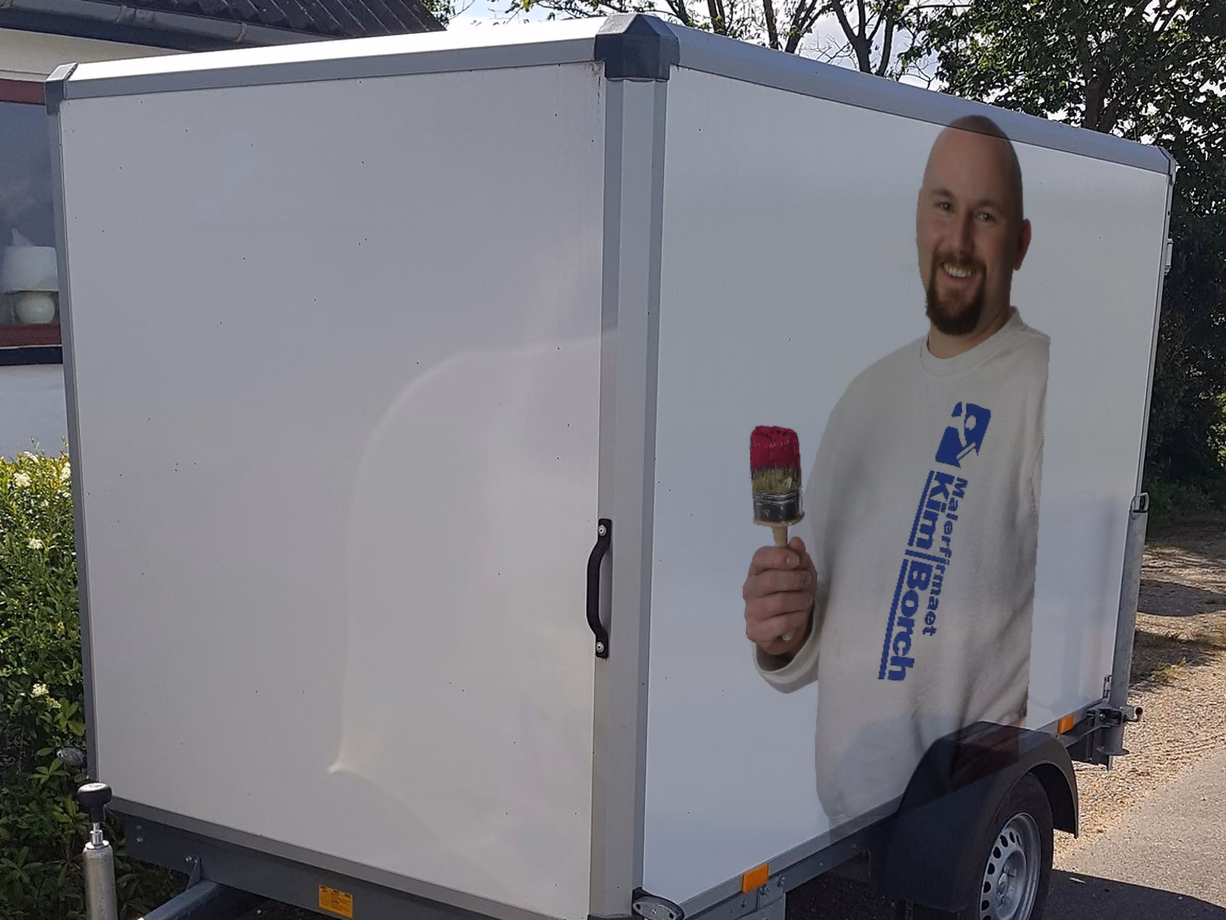 Visualisering: Kim Borchs trailer med det printede portræt af maleren på siden