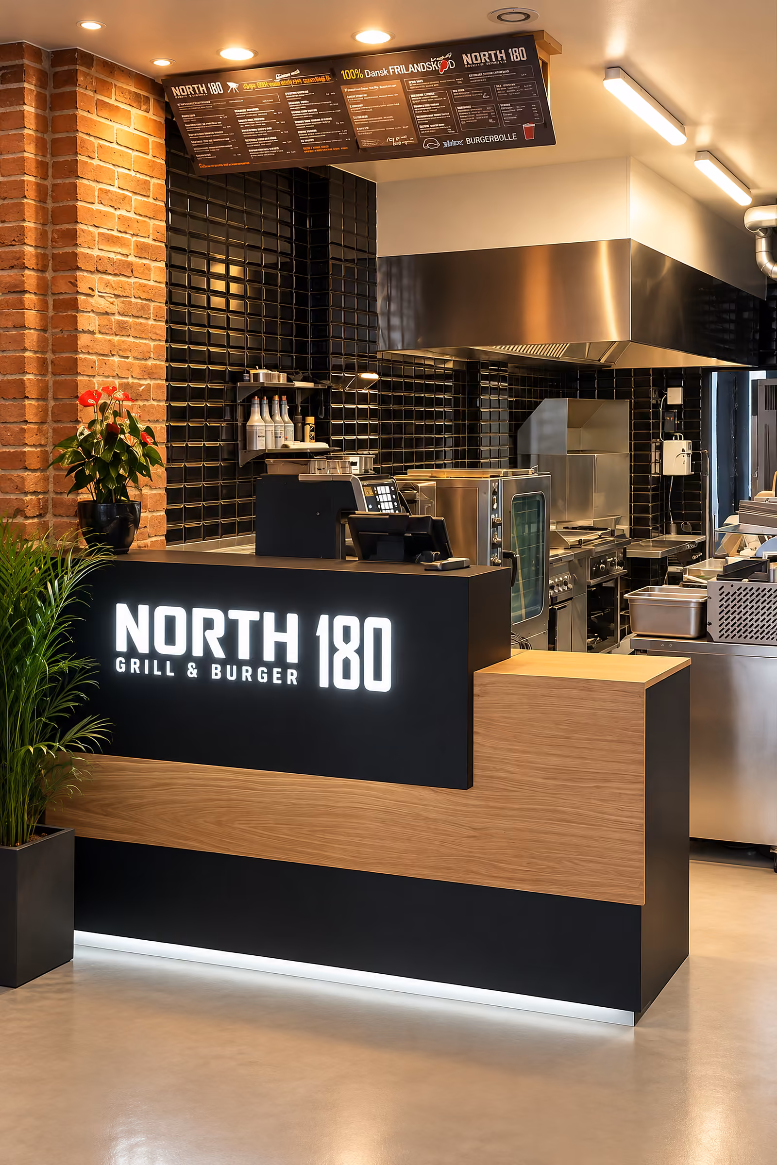 Desk med oplyst logo og LED-lys i soklen hos North 180 Grill & Burger