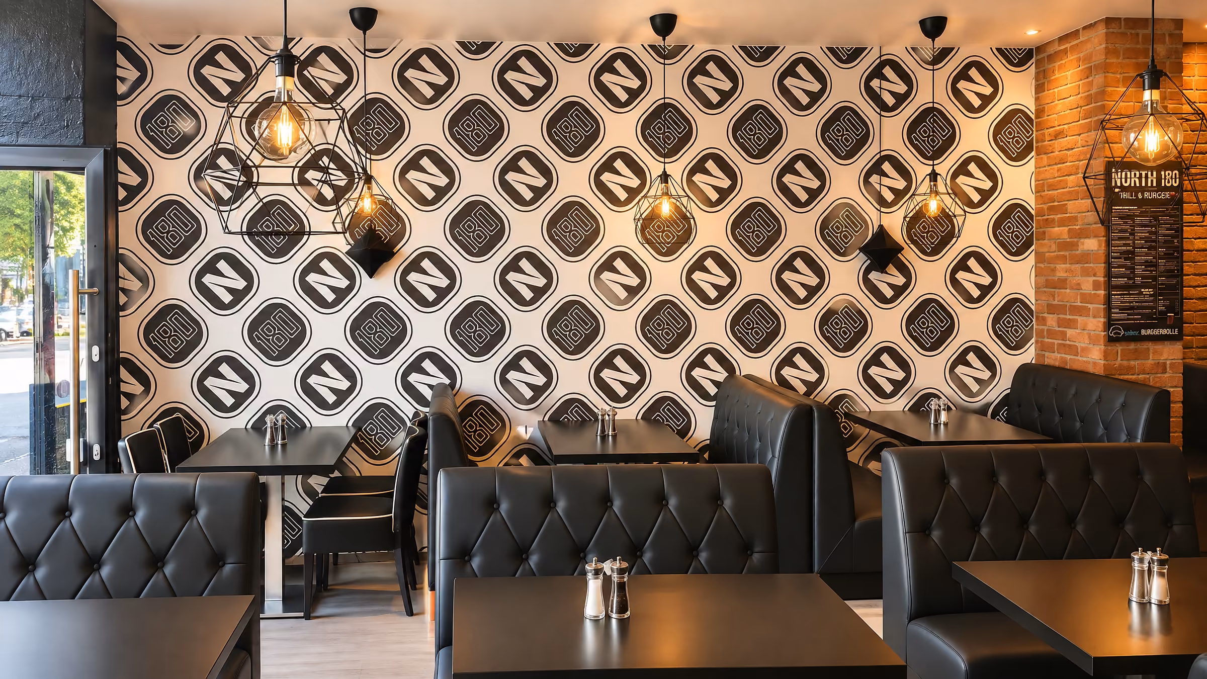 Tapet med N- og 180-logomønster i restauranten hos North 180 Grill & Burger