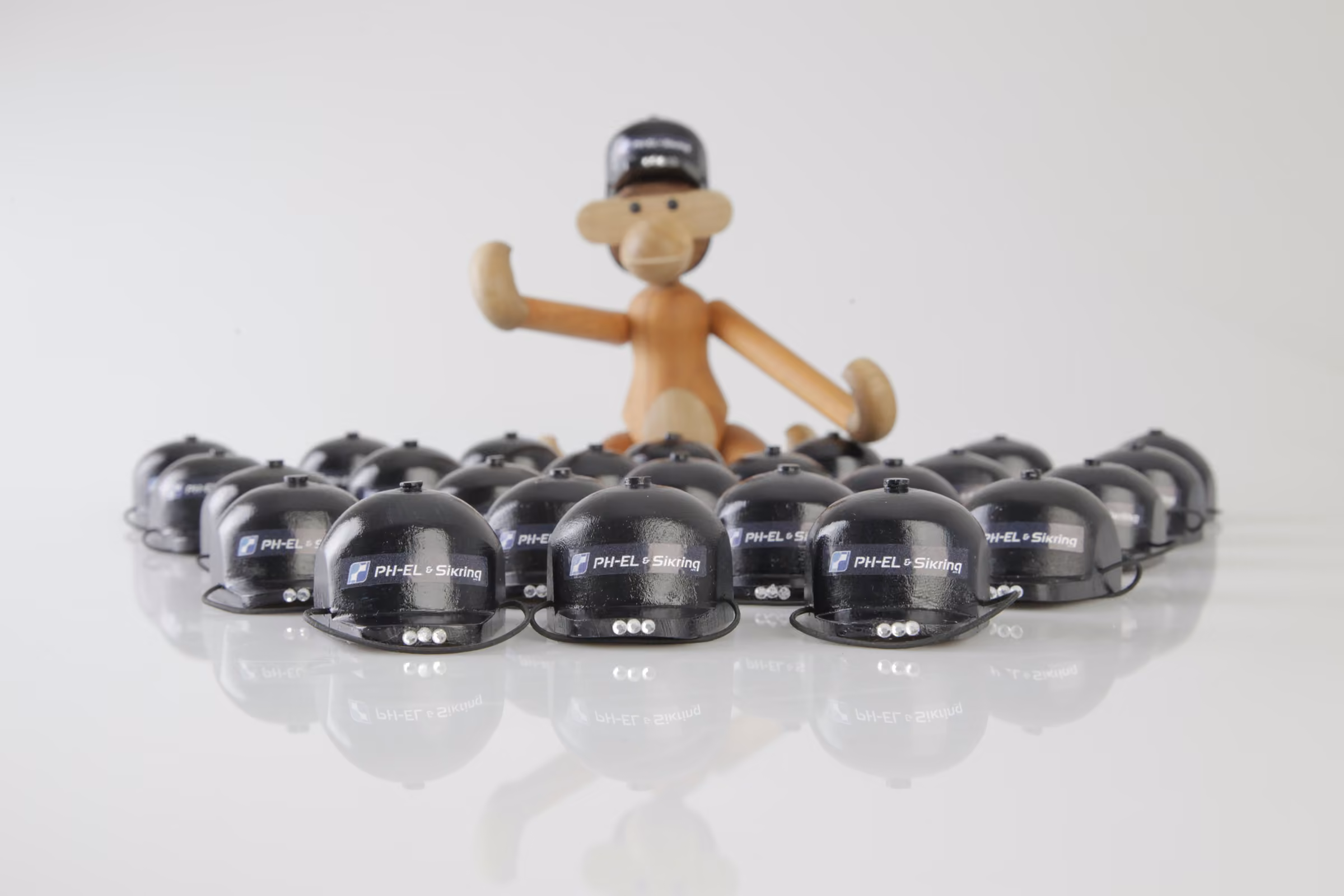 Kasketter med PH-EL & Sikrings logo