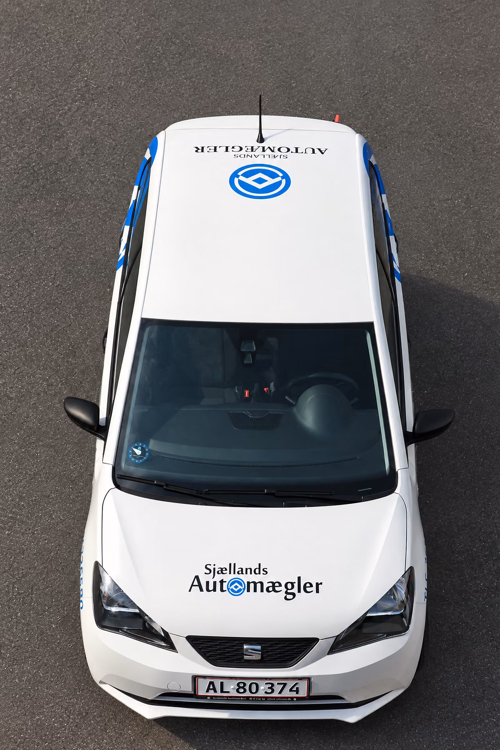 Lånebil fra Sjællands Automægler set fra oven med logo på tag og motorhjelm