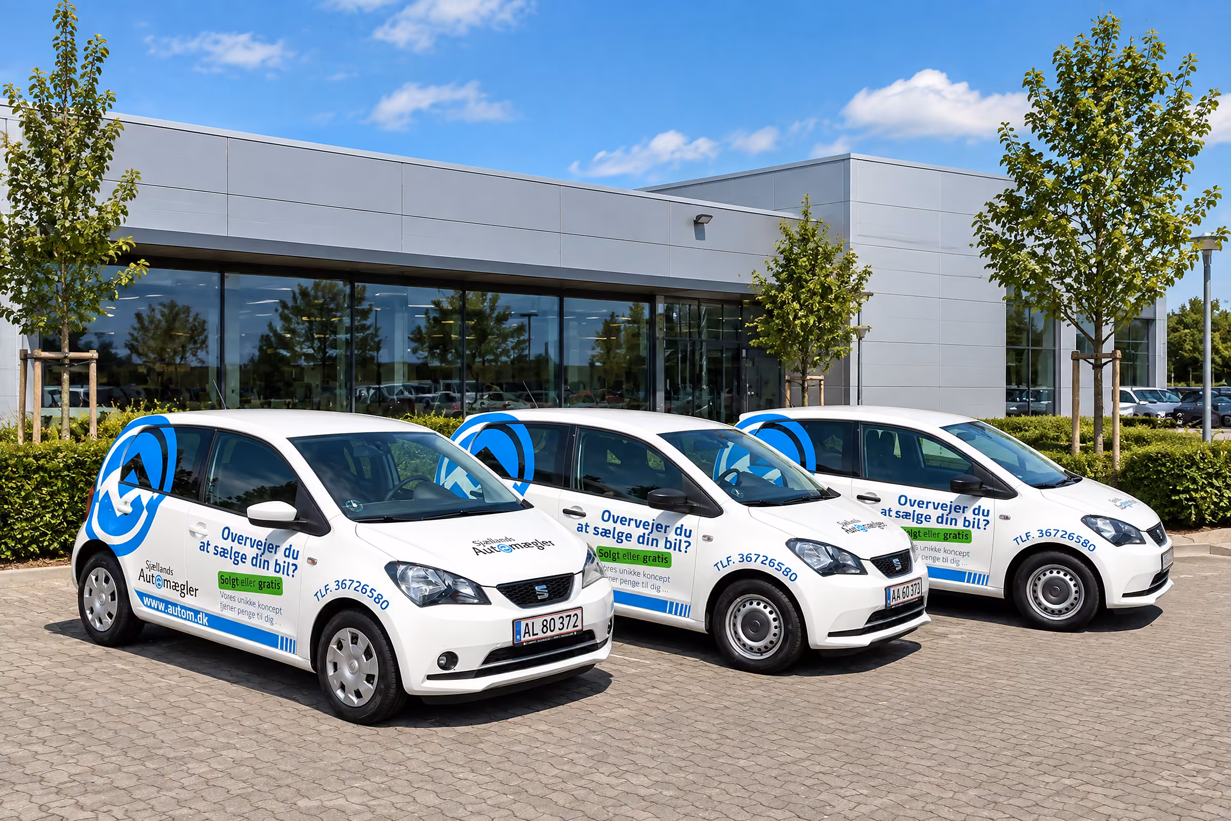 Tre lånebiler fra Sjællands Automægler på række med salgsbudskab og logo