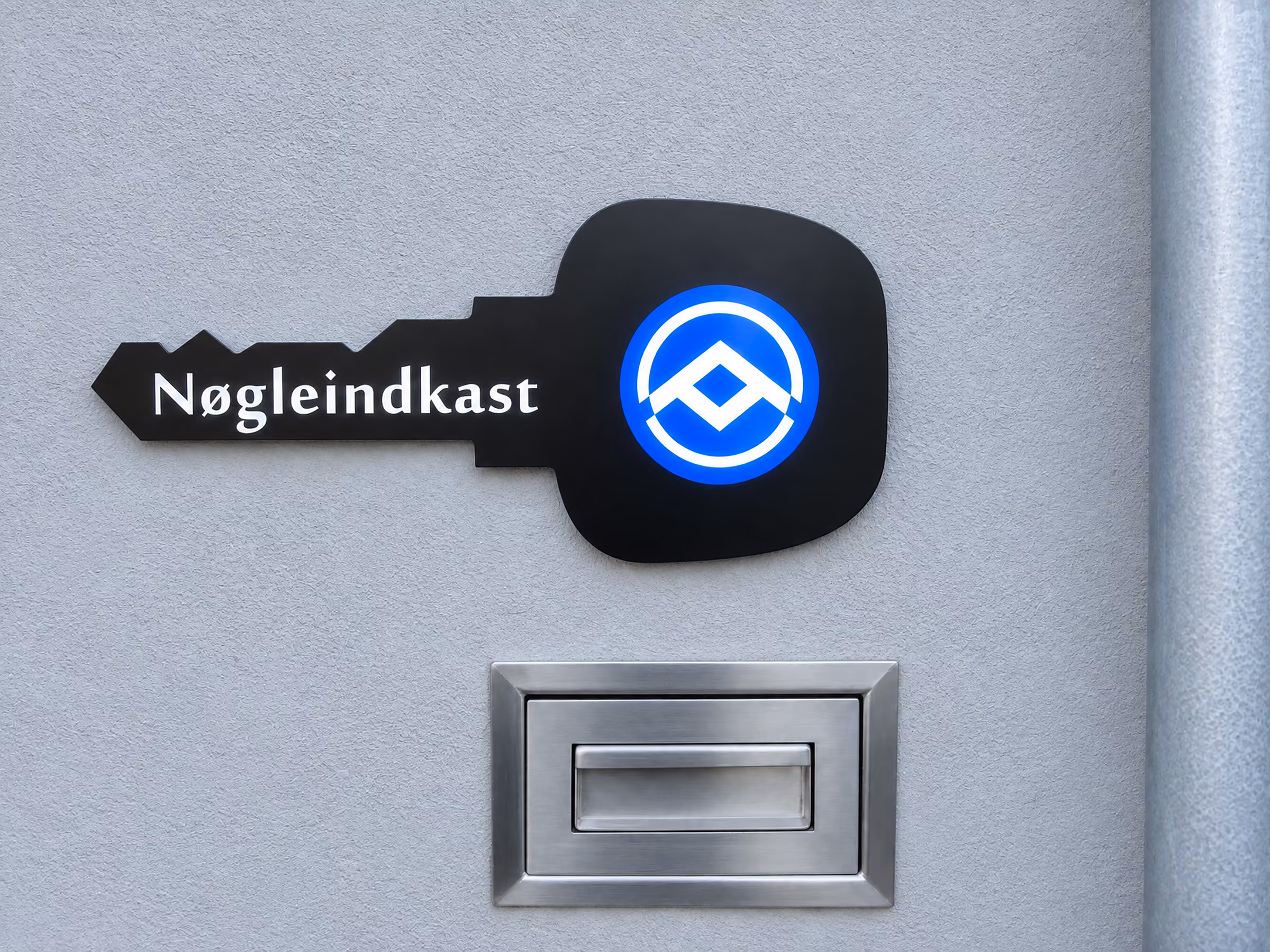 Nøgleindkast formet som en bilnøgle med oplyst logo hos Sjællands Automægler