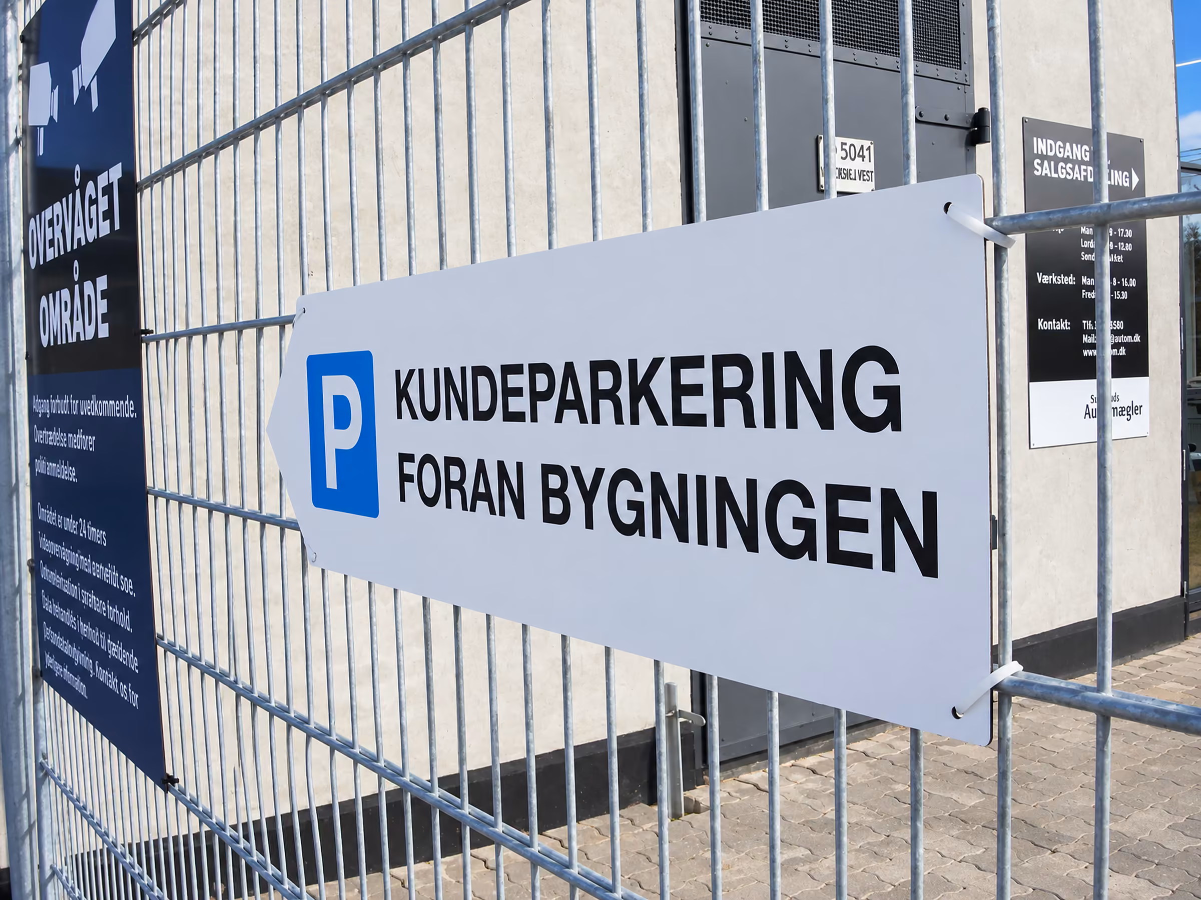 Skilt til kundeparkering foran bygningen hos Sjællands Automægler