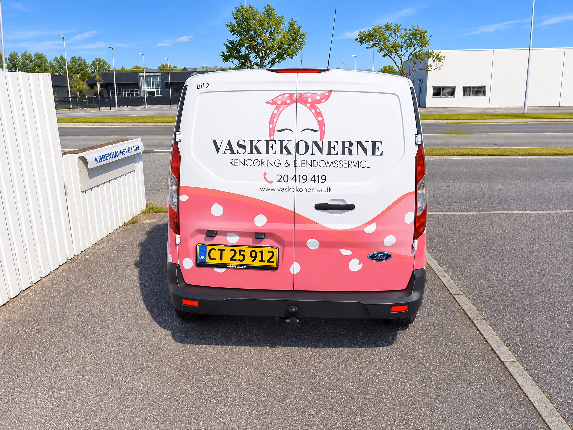 Bagdørene på Vaskekonernes varebil med pink prikker, logo og telefonnummer