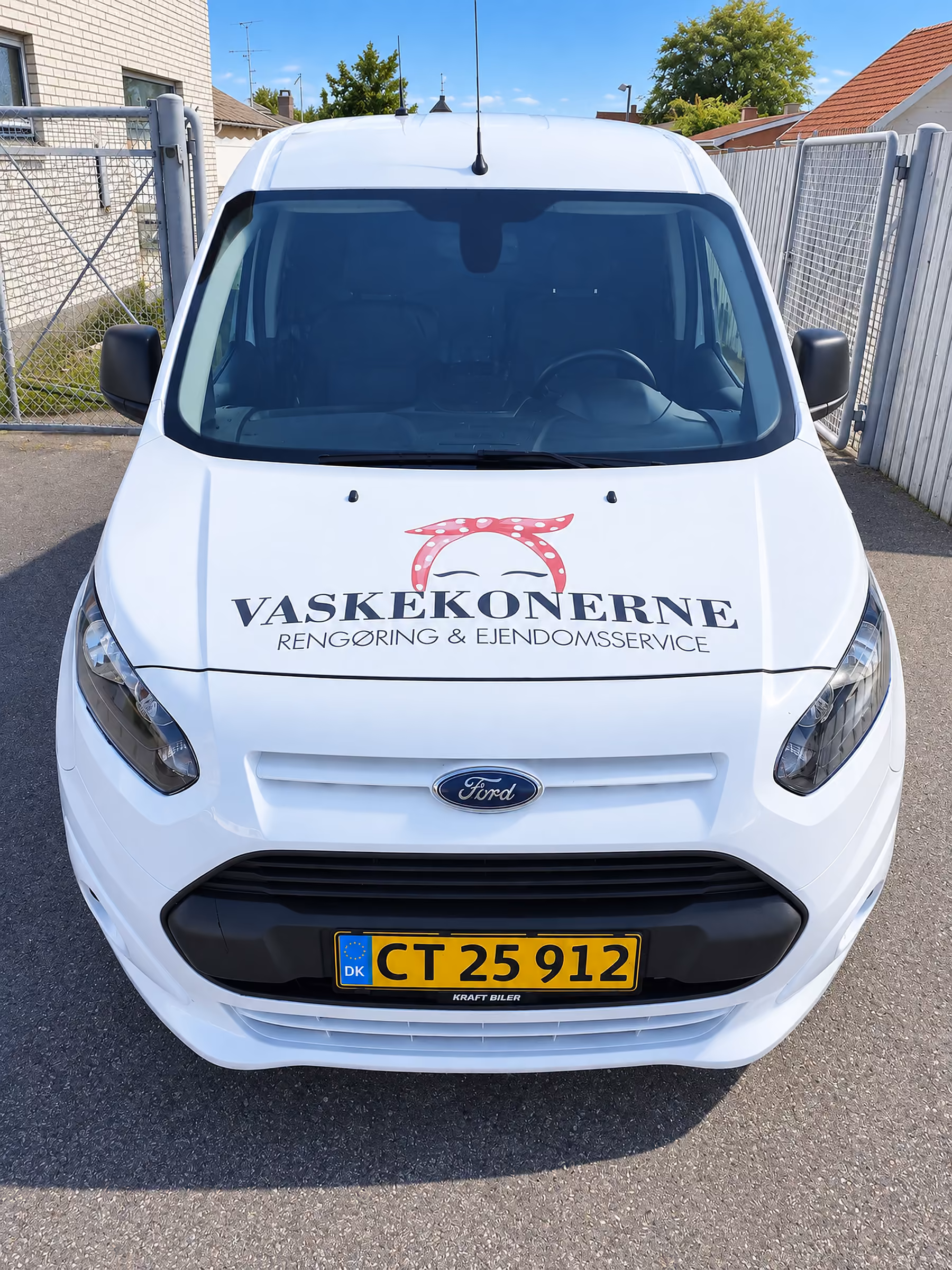 Vaskekonernes Ford Transit Connect forfra med logo på motorhjelmen