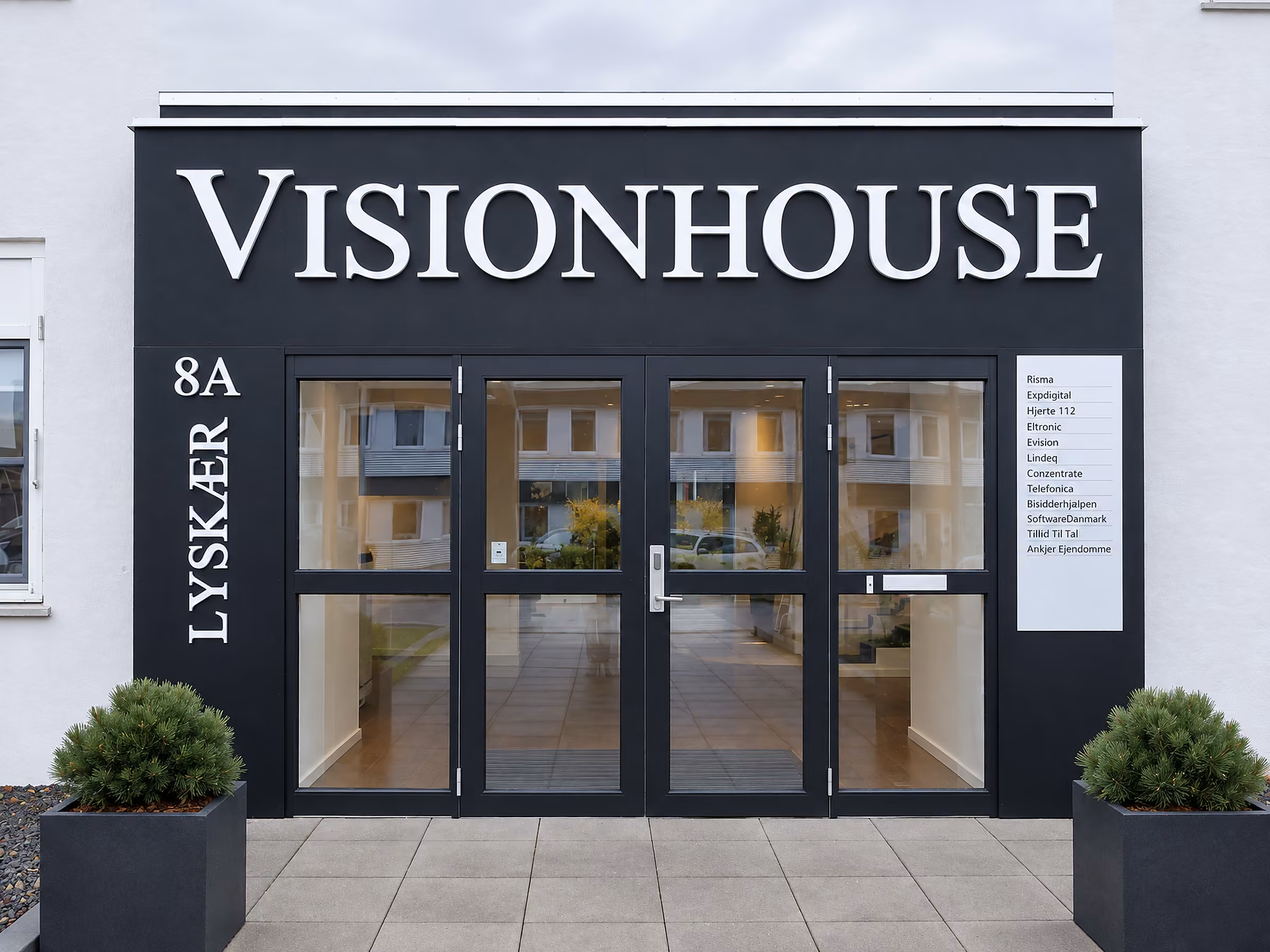 Indgangen til Visionhouse med fræste 3D-bogstaver og husnummerskilt Lyskær 8A