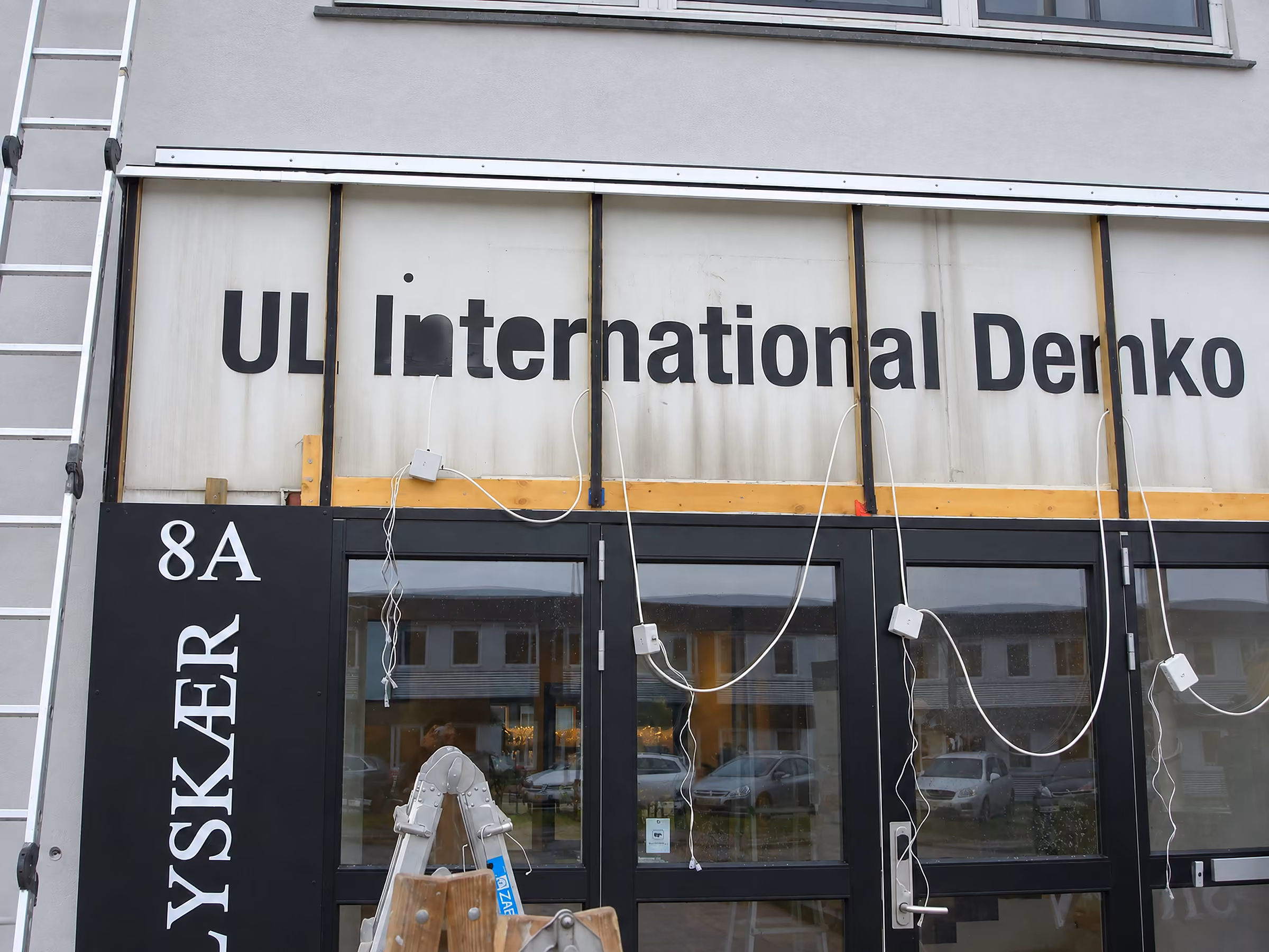 Før: det gamle falmede skilt på facaden, inden Visionhouse fik nyt navn
