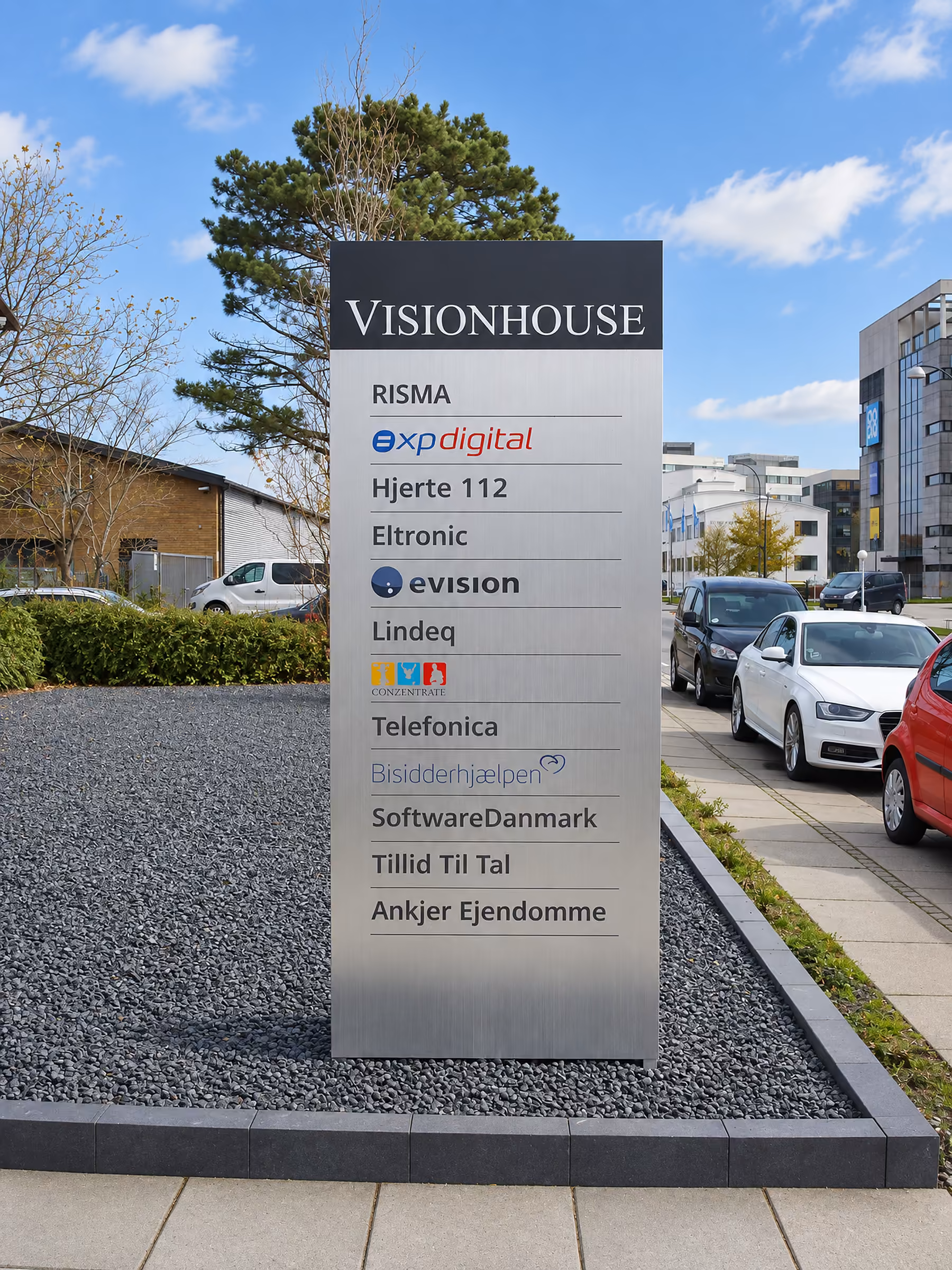 Pylon i børstet aluminium med Visionhouse og alle lejernes logoer