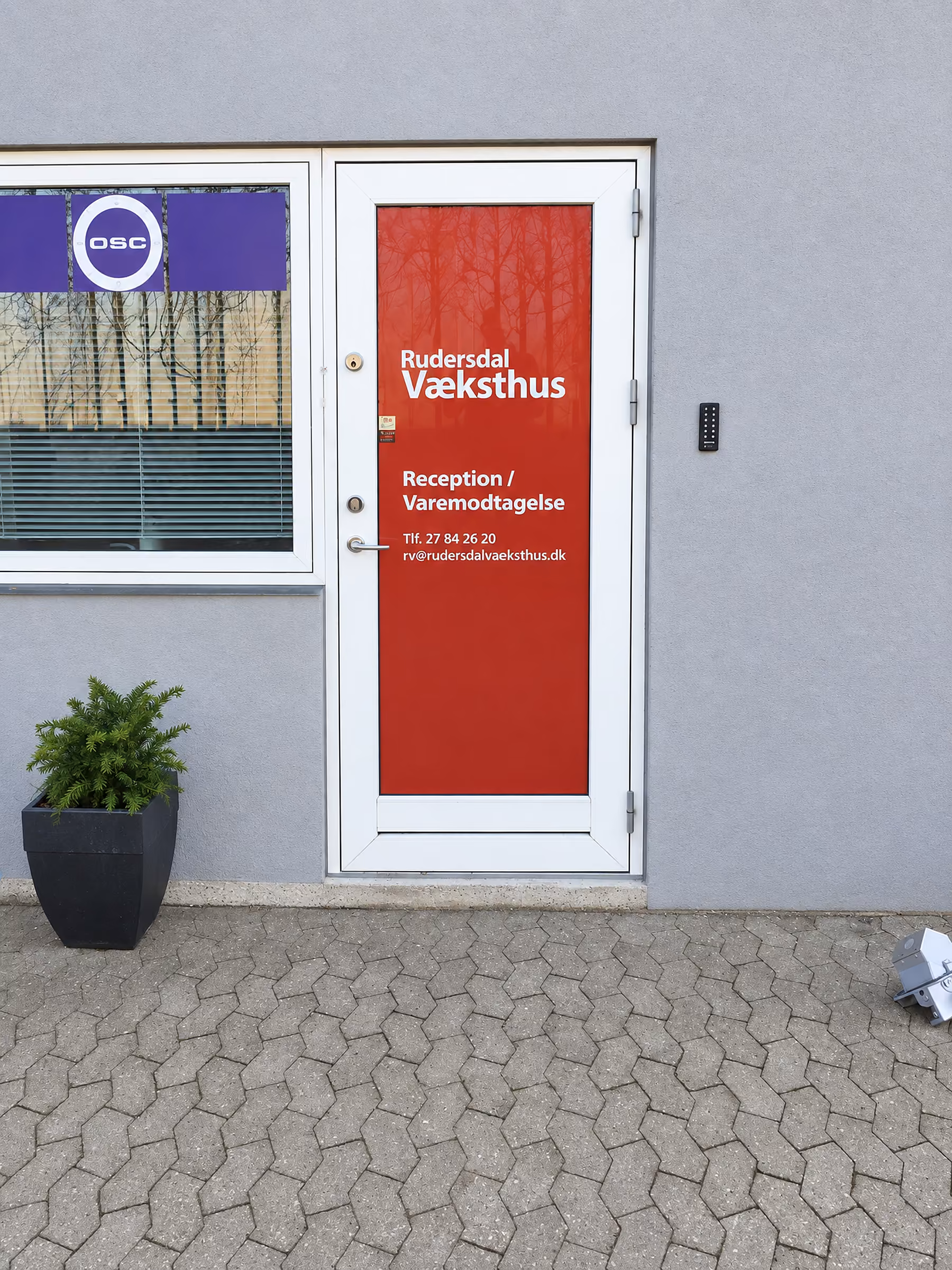 Dørfolie til Rudersdal Væksthus: Reception og varemodtagelse på rød dør