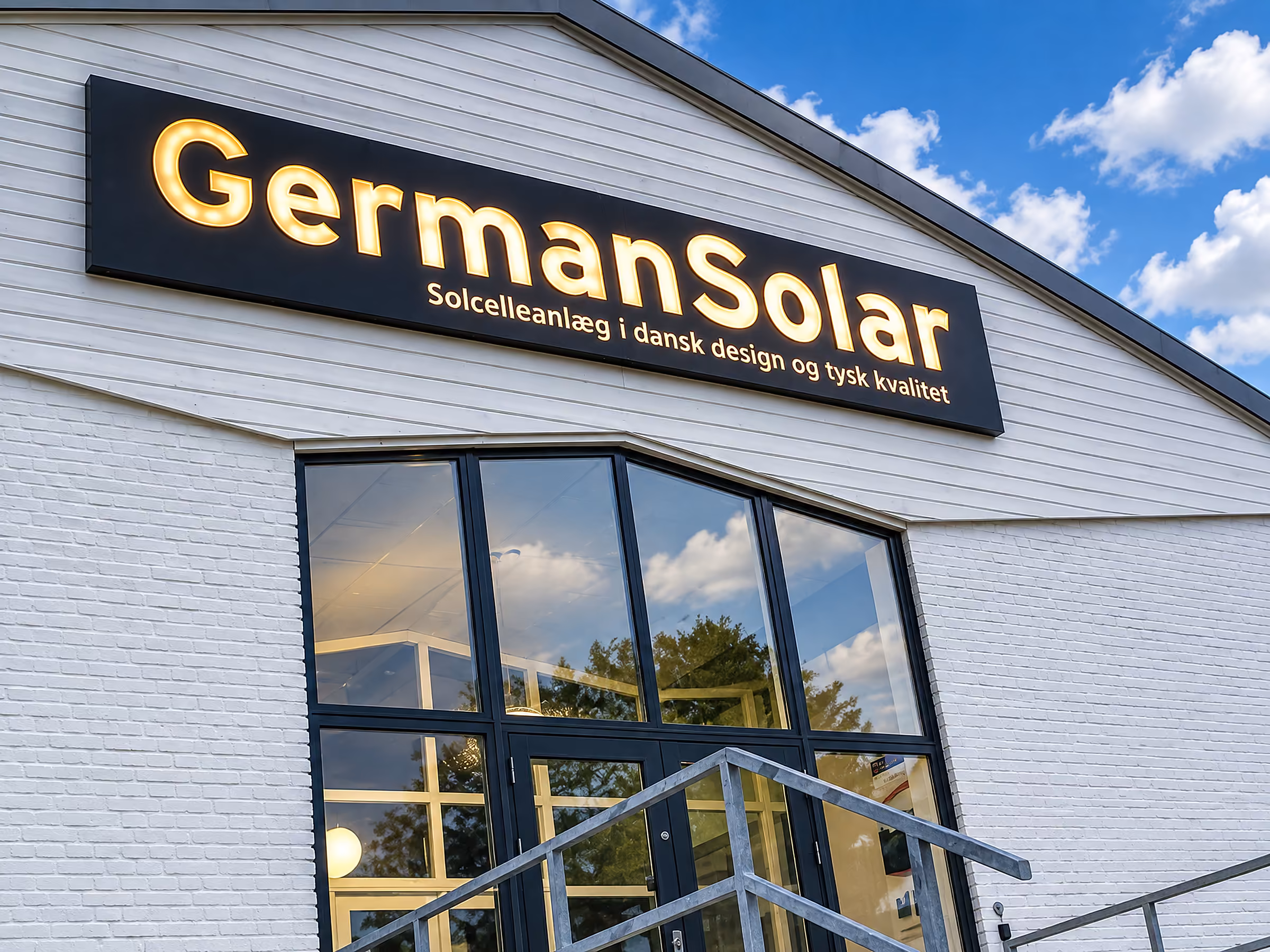 Lyskasse med bogstaver på GermanSolars facade