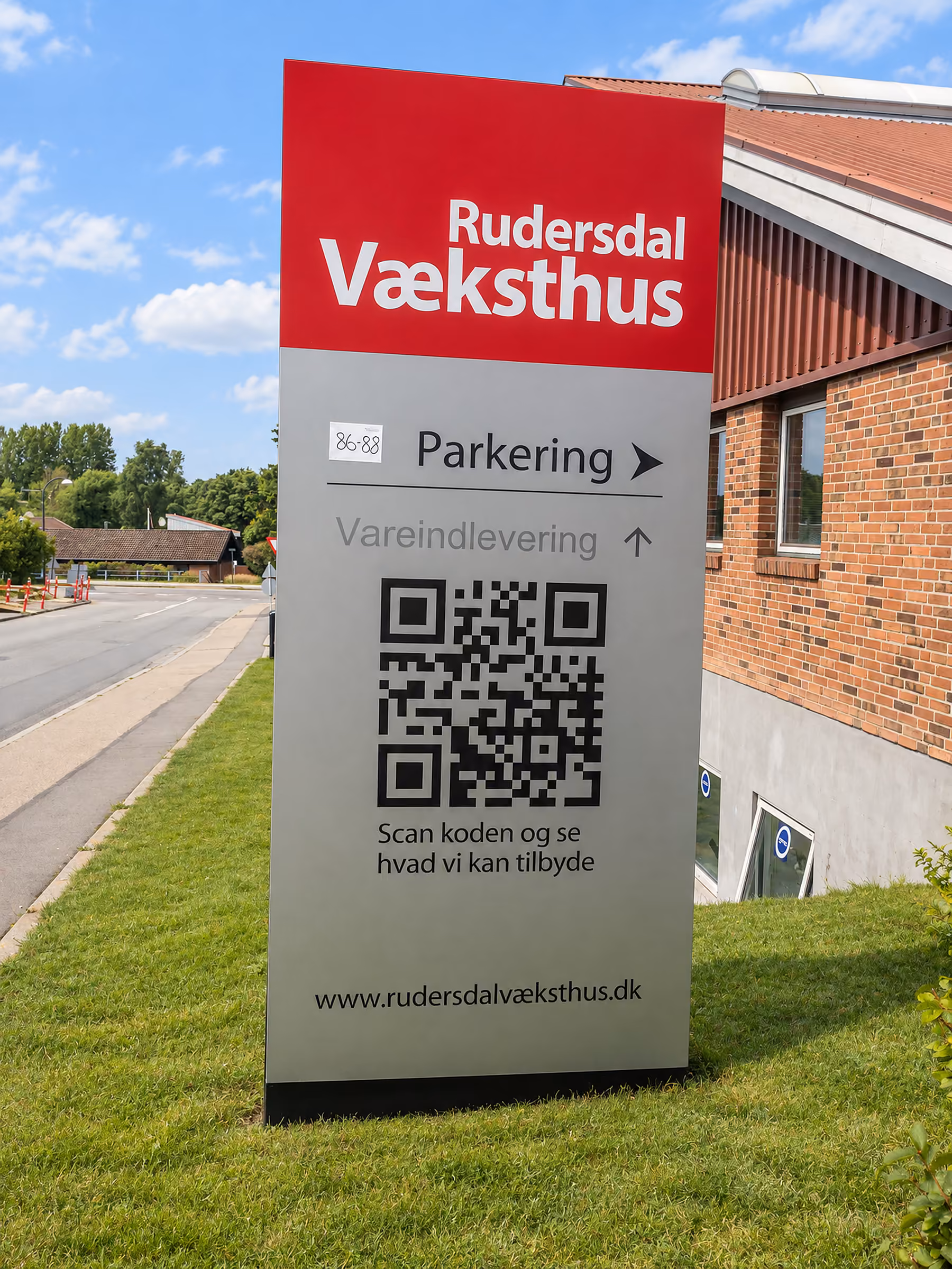 Pylon til Rudersdal Væksthus med vejvisning til parkering og vareindlevering og QR-kode