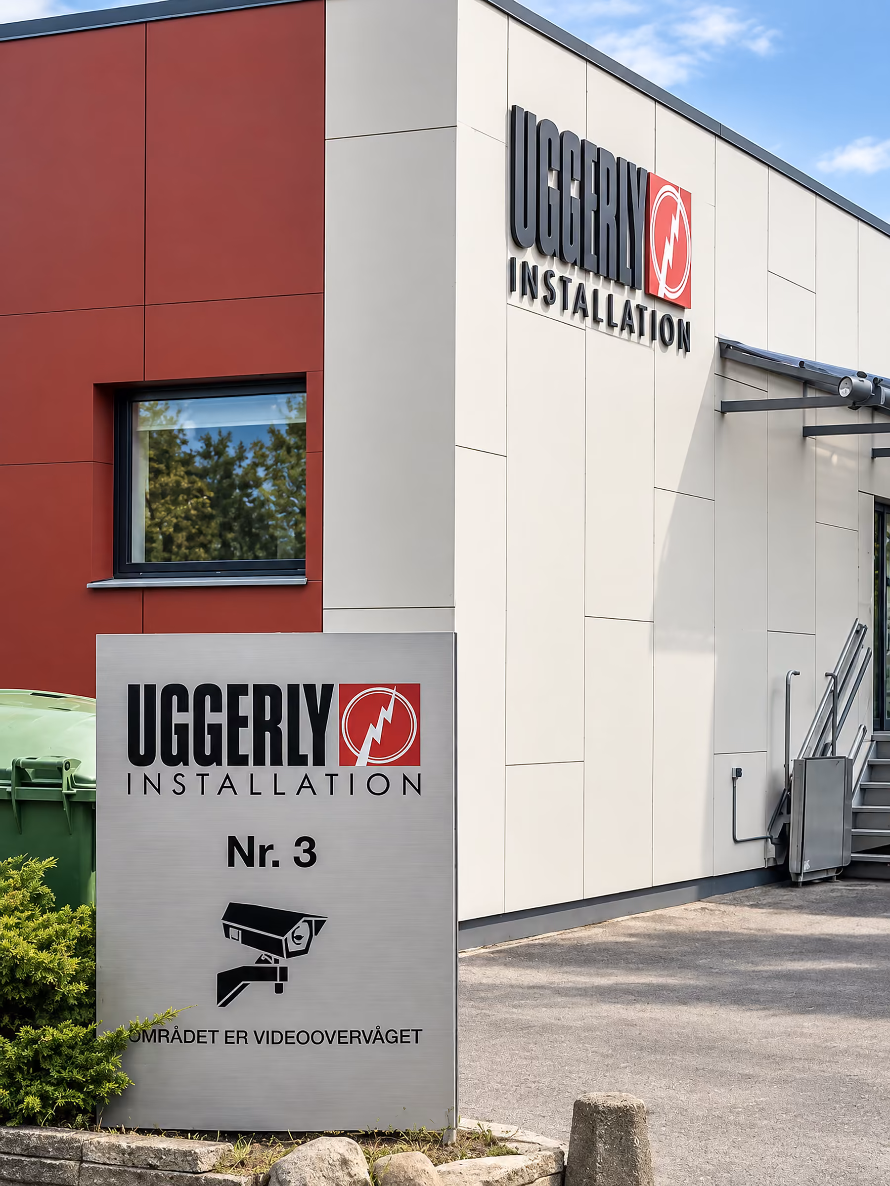 Pylon i børstet aluminium med Uggerly Installations logo og husnummer foran firmaets facade